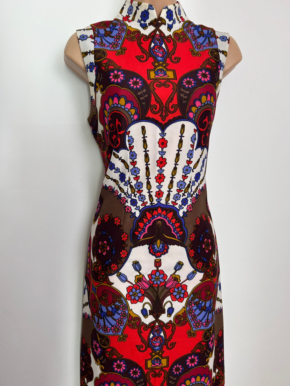 Vintage 1970s 8 Stunning Red White Brown & Blue Nouveau Inspired Print Sleeveless Column Maxi Dress