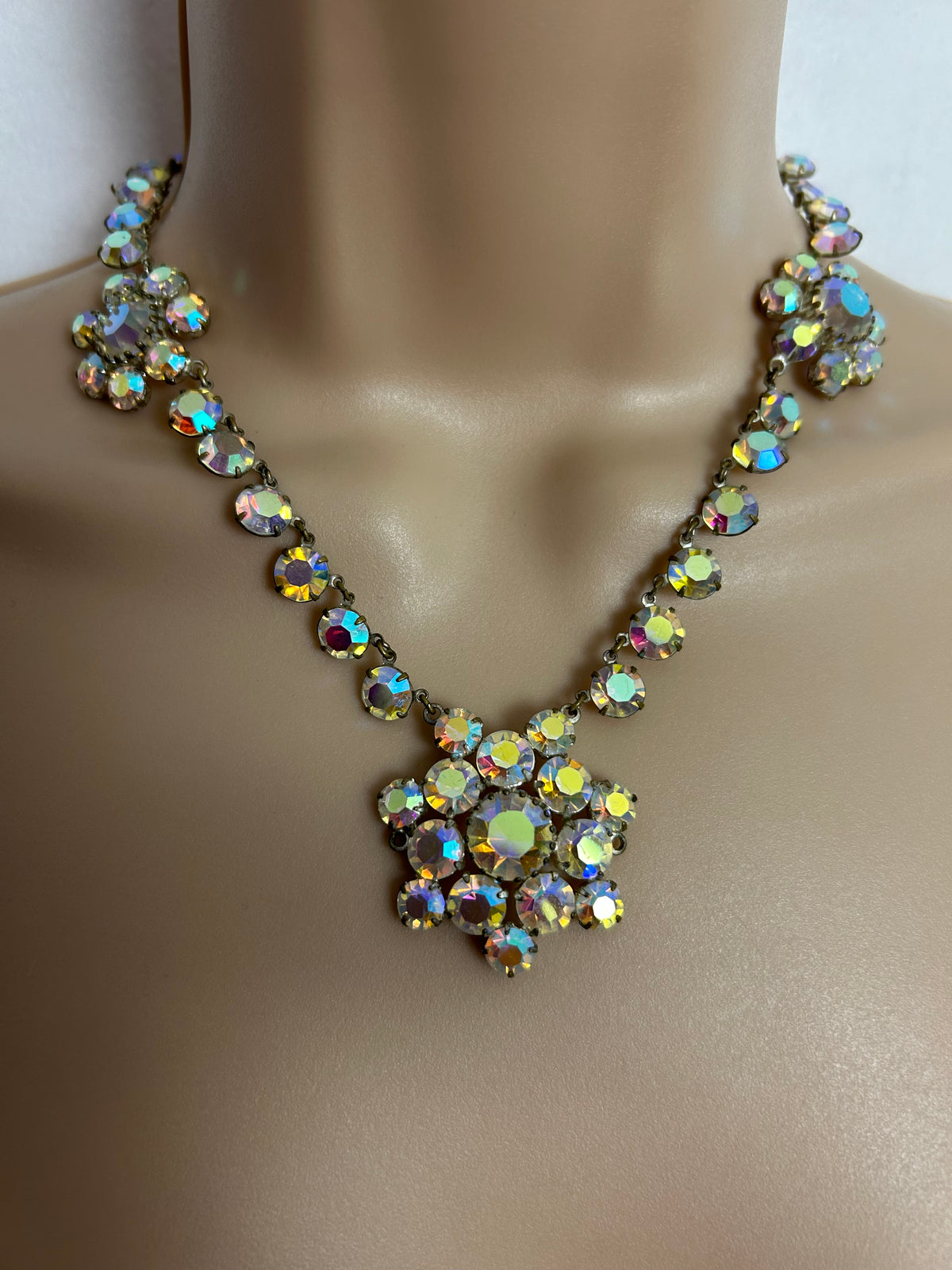 Vintage 1960s Beautiful Iridescent Aurora Borealis Diamante Glass Flower Necklace