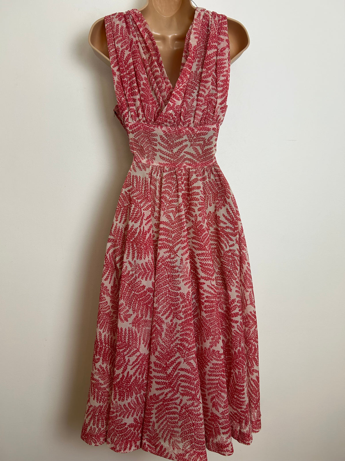 Vintage 1950s Size 6 Red & White Leaf Print Nylon Summer Garden Party Dress