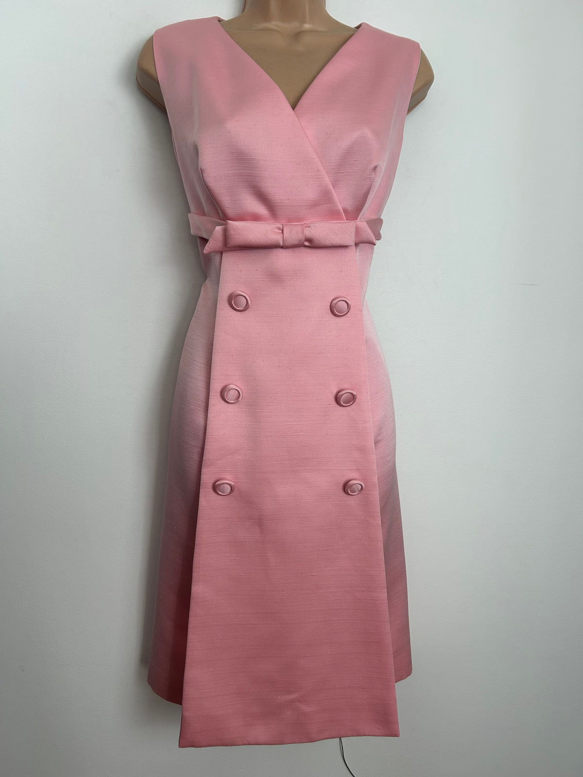 Vintage 1960s Size 10 Pale Pink Sleeveless Bow & Button Front Mod Occasion Shift Dress