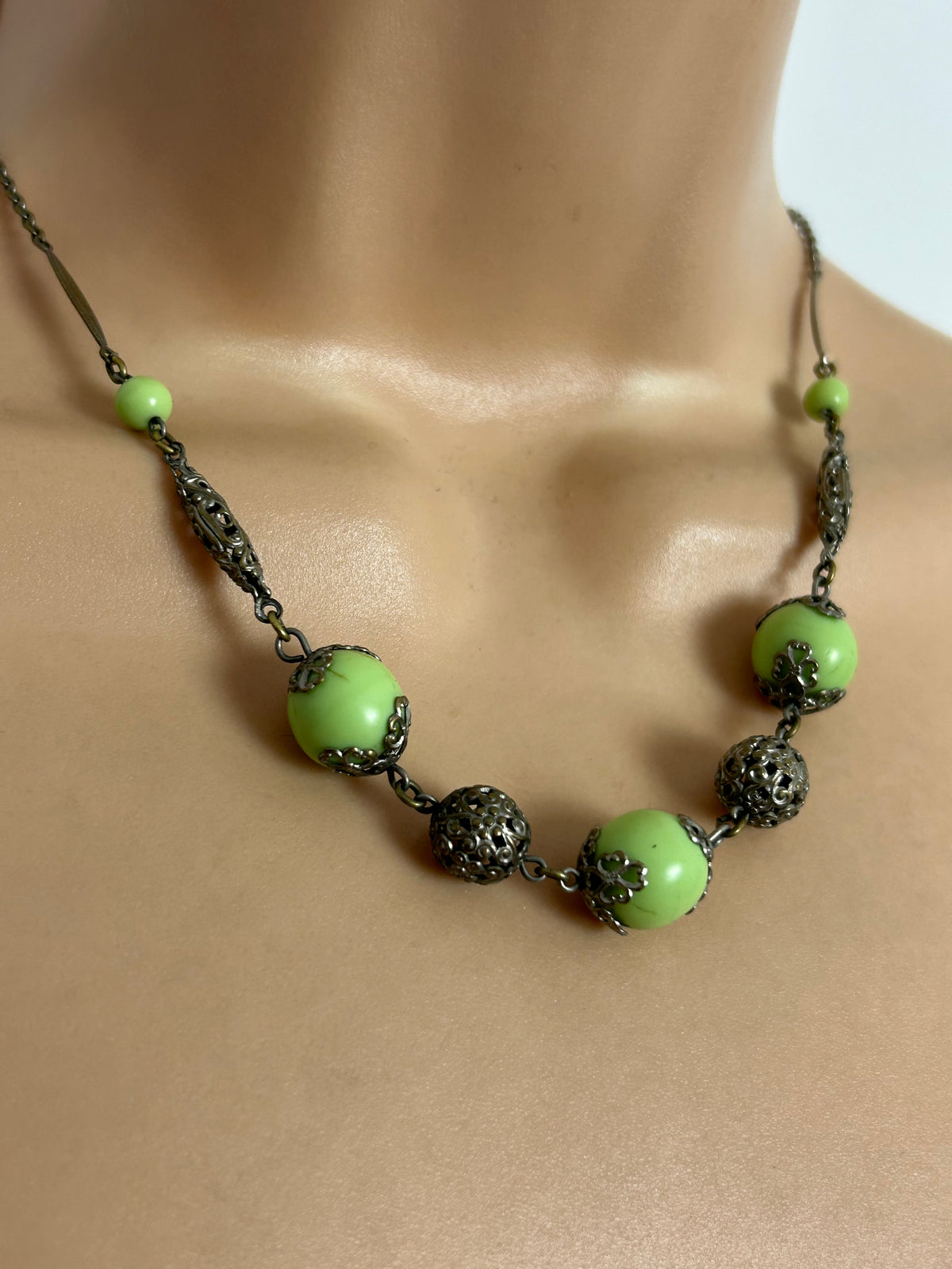 Vintage 1930s Art Deco Green Glass Bead & Gold Tone Filigree Necklace