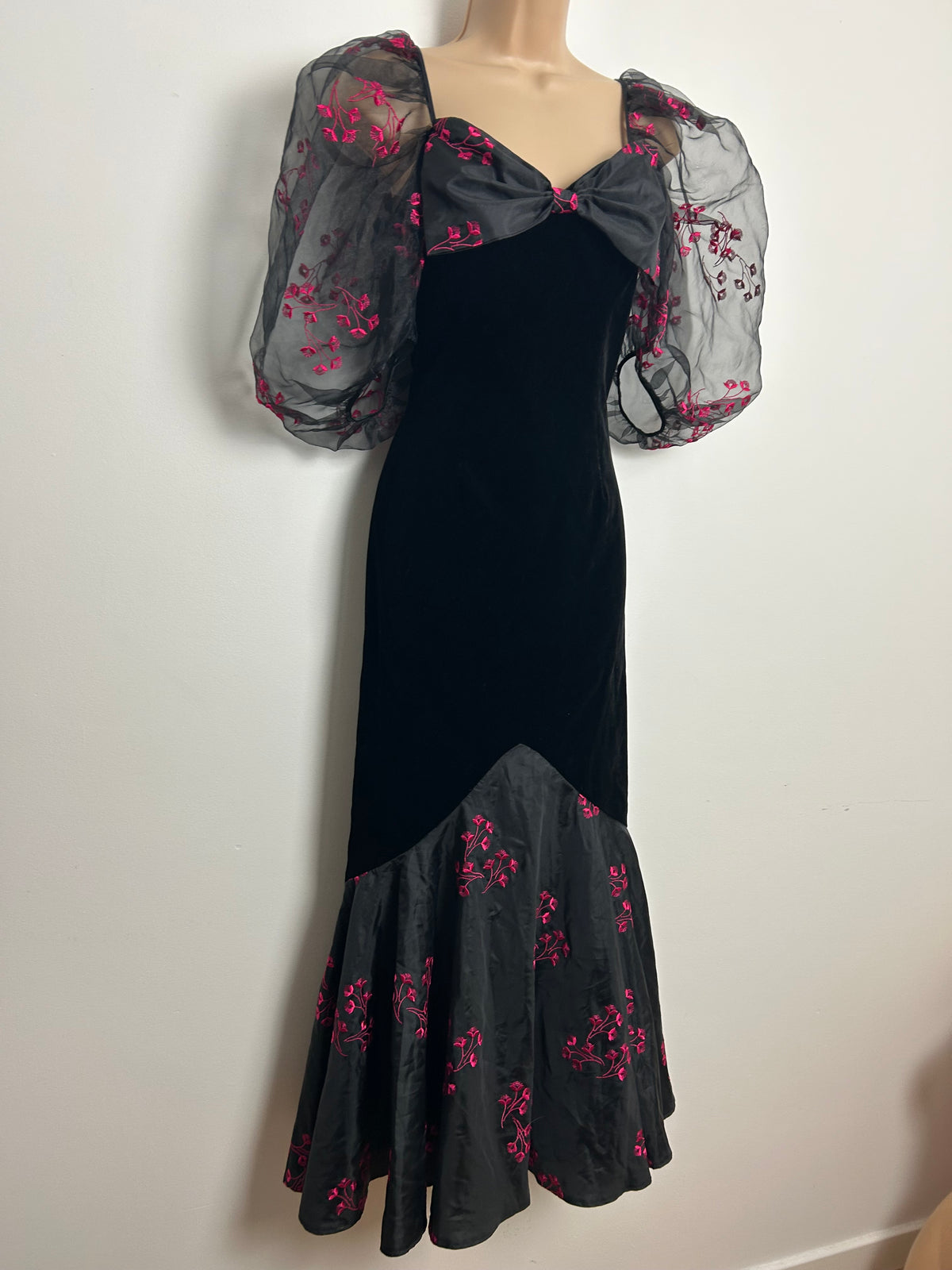 Vintage 1980s Size 8 Black & Pink Velvet & Chiffon Puffed Sleeve Fitted Fishtail Party Occasion Dress