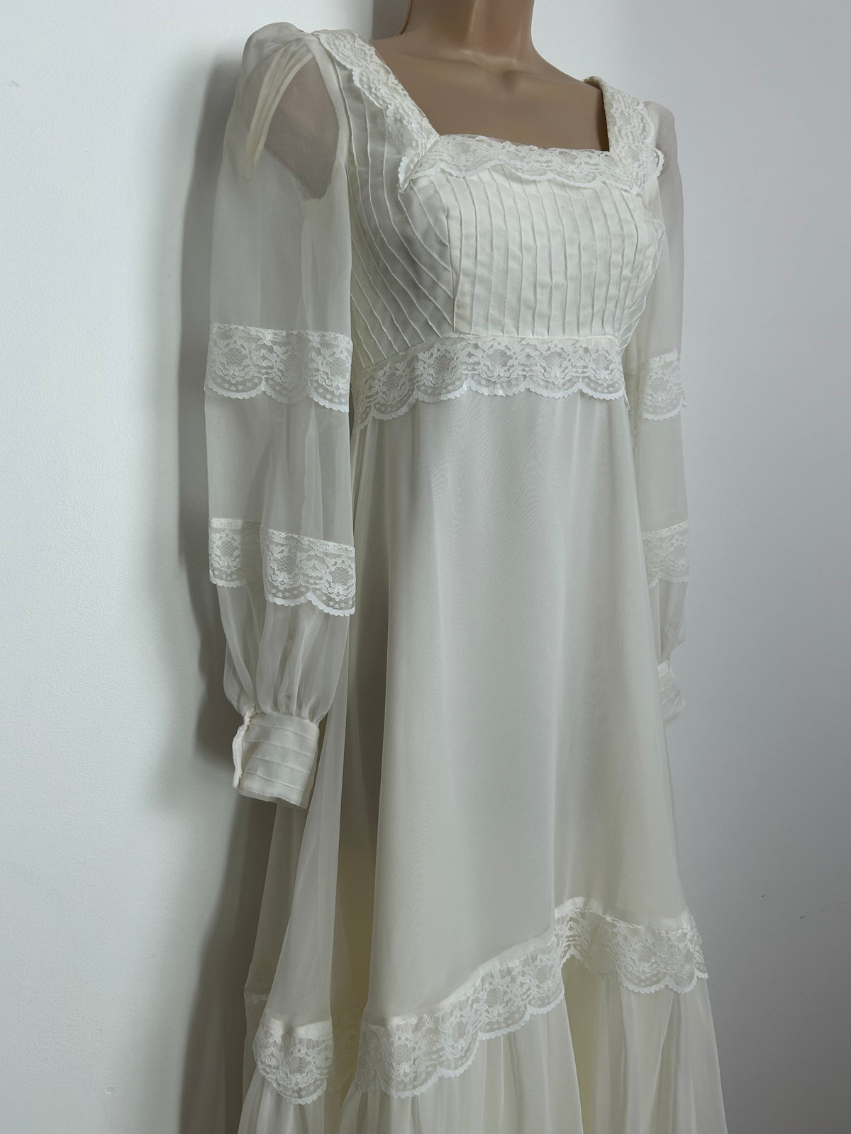 Vintage 1970s Size 6 ELLIS COUTURE BRIDAL Size 6 White Lace & Pintuck Pleated Prairie Boho Maxi Dress