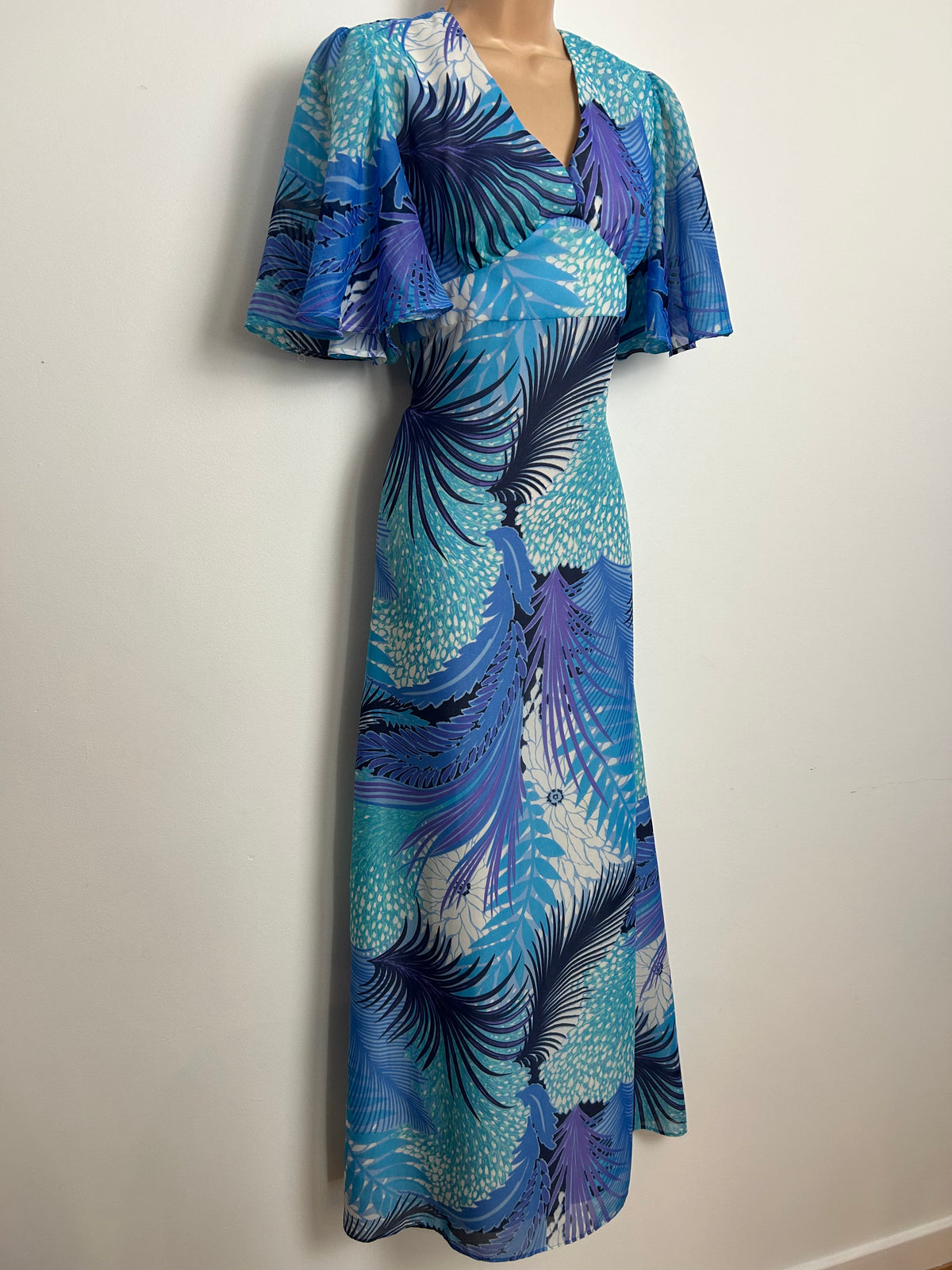 Vintage 1970s VERA MONT PARIS Size 8-10 Blue Tones Leaf Print Flutter Sleeve Tie Back Boho Maxi Dress