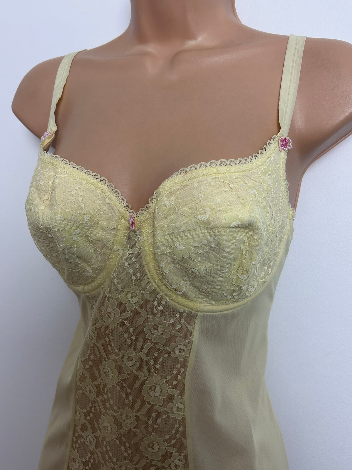 Vintage 1960s TRIUMPH INTERNATIONAL Size 36B Lemon Lace Underwired Slip