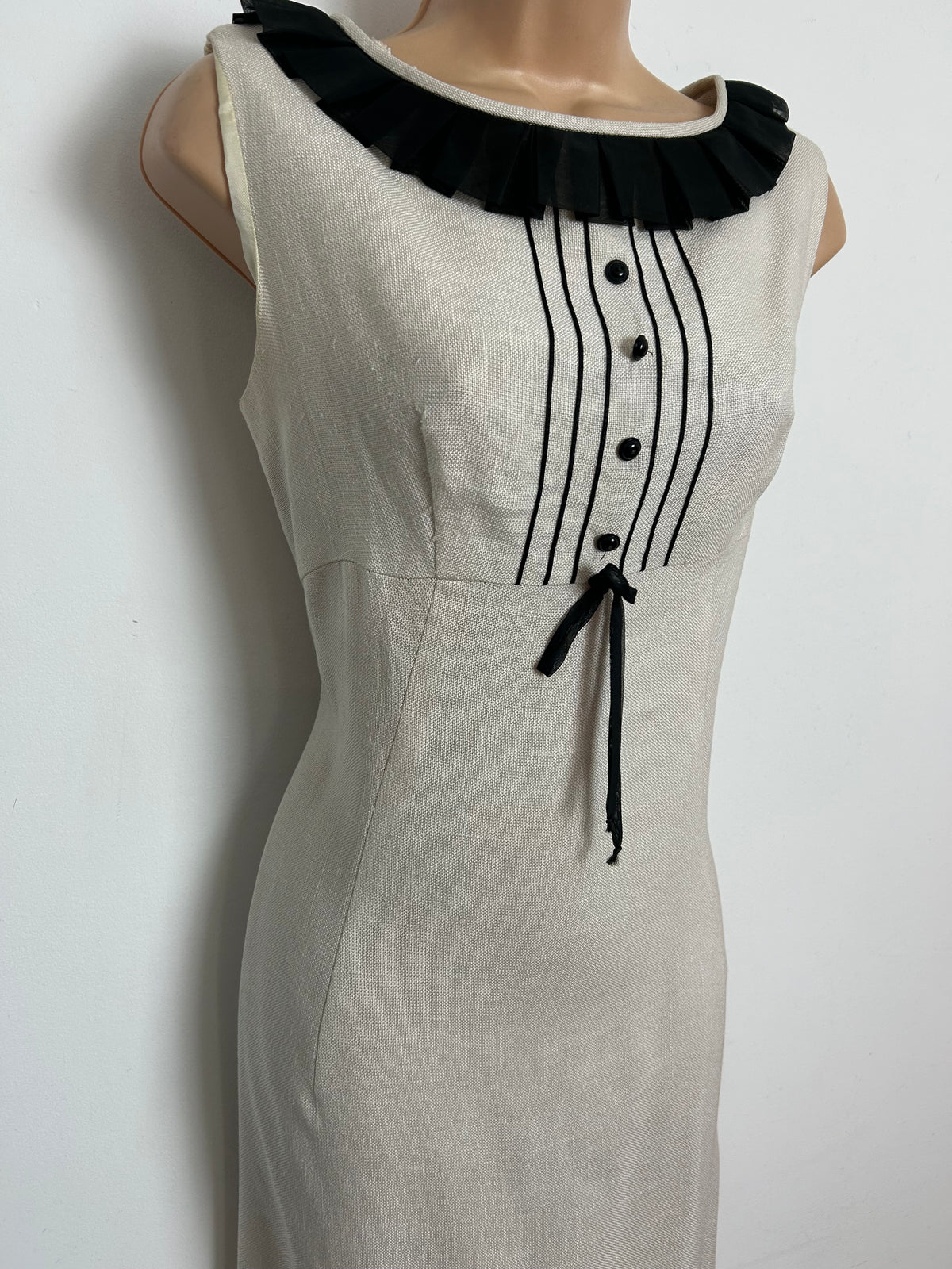 Vintage 1960s Size 10-12 Beige & Black Ruffle Trim Mod Shift Dress