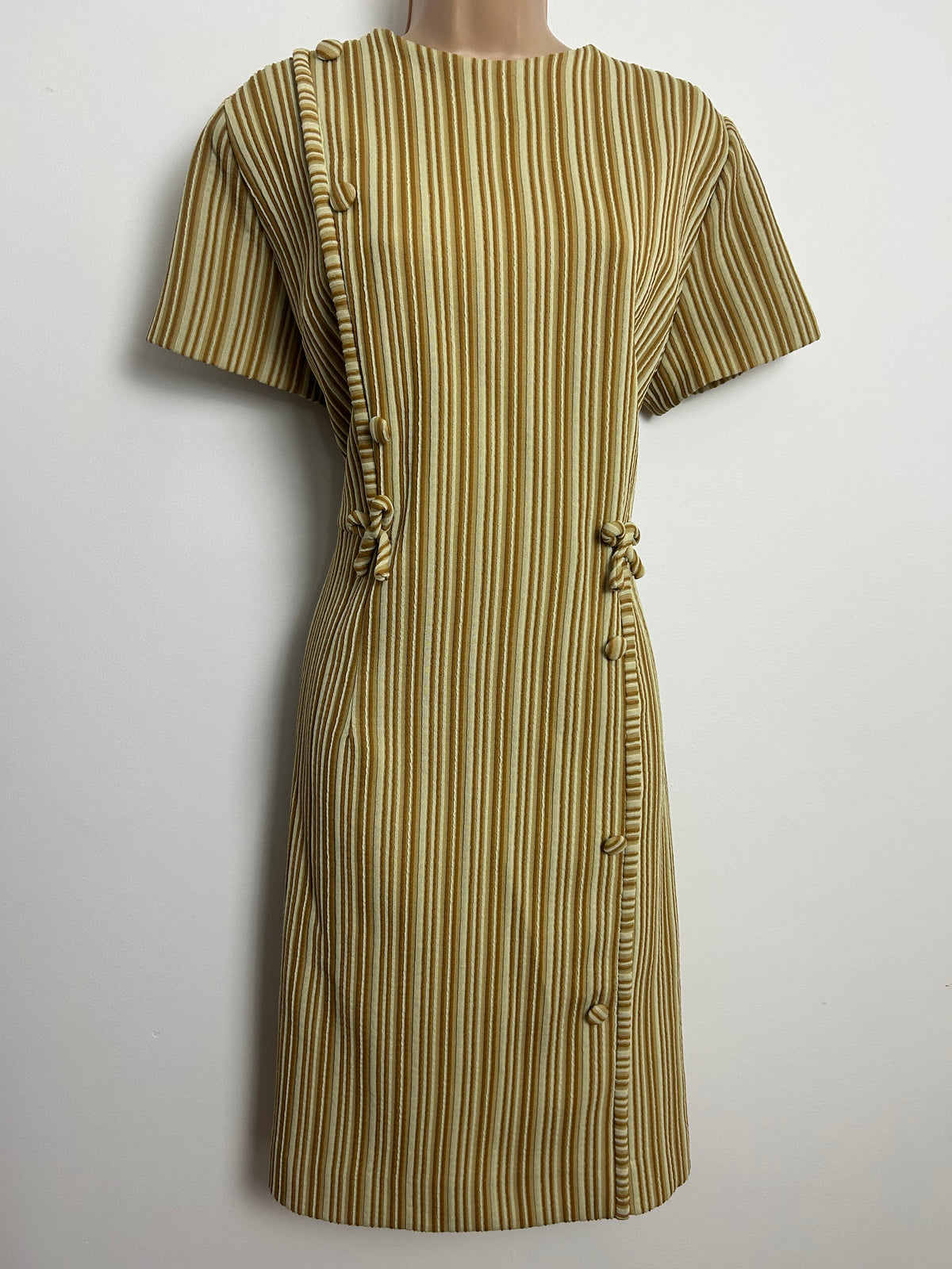 Vintage 1960s Size 16 Tan Brown & Beige Stripe Crimplene Button & Bow Detail Shift Mod Dress