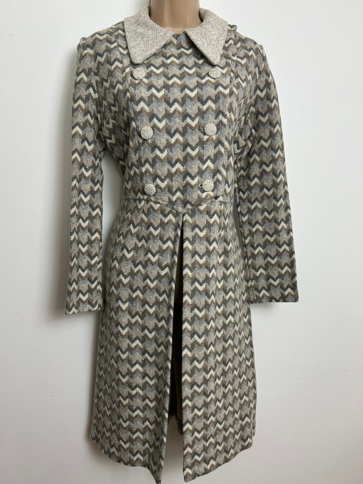 Vintage 1960s Size 12 Beige Cream & Grey Wool Zig Zag Stripe Long Sleeve Dress Jacket