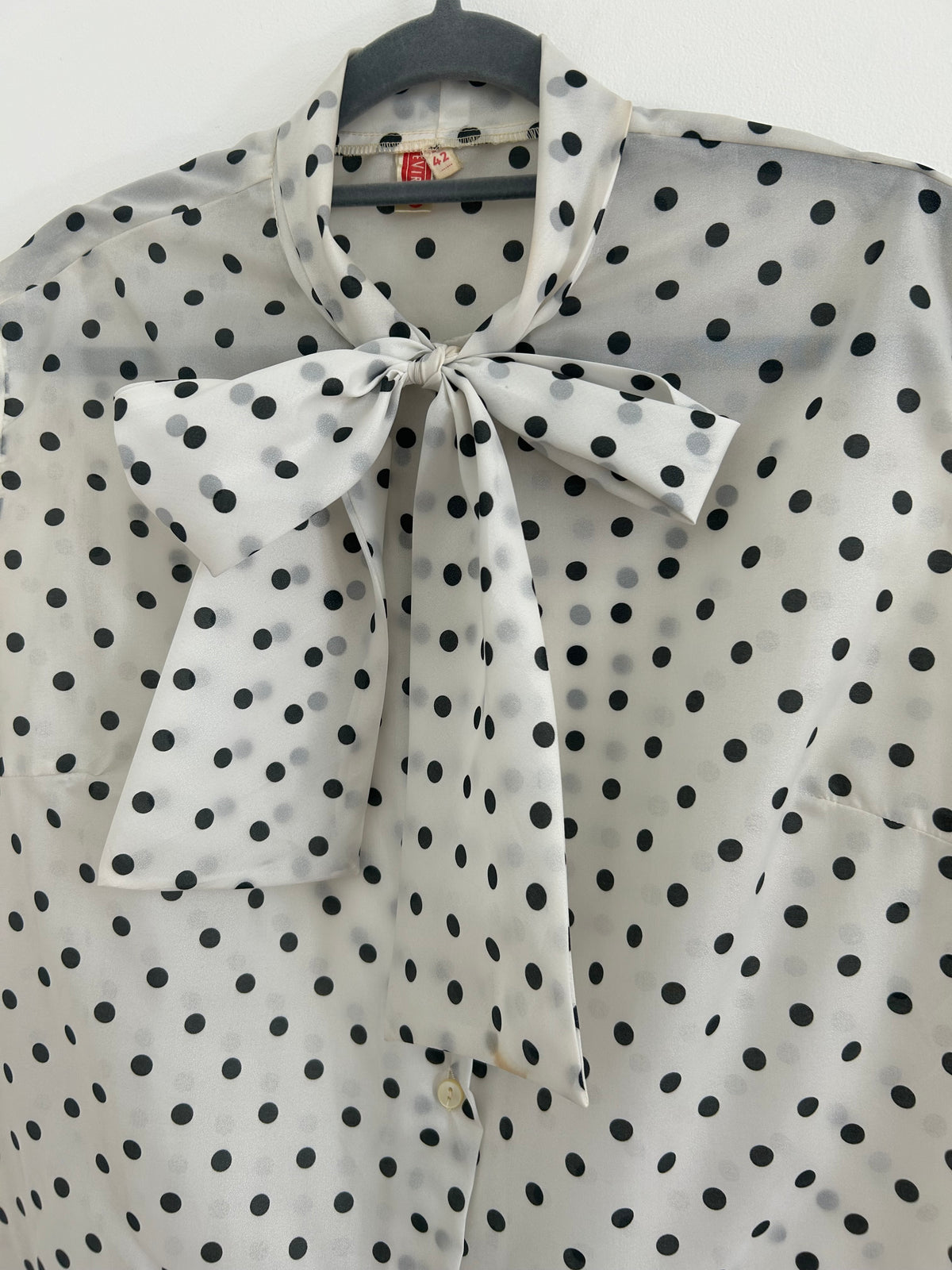 Vintage Late 1960s Size 12-14 White & Black Polka Dot Pussy Bow Sleeveless Blouse/Top