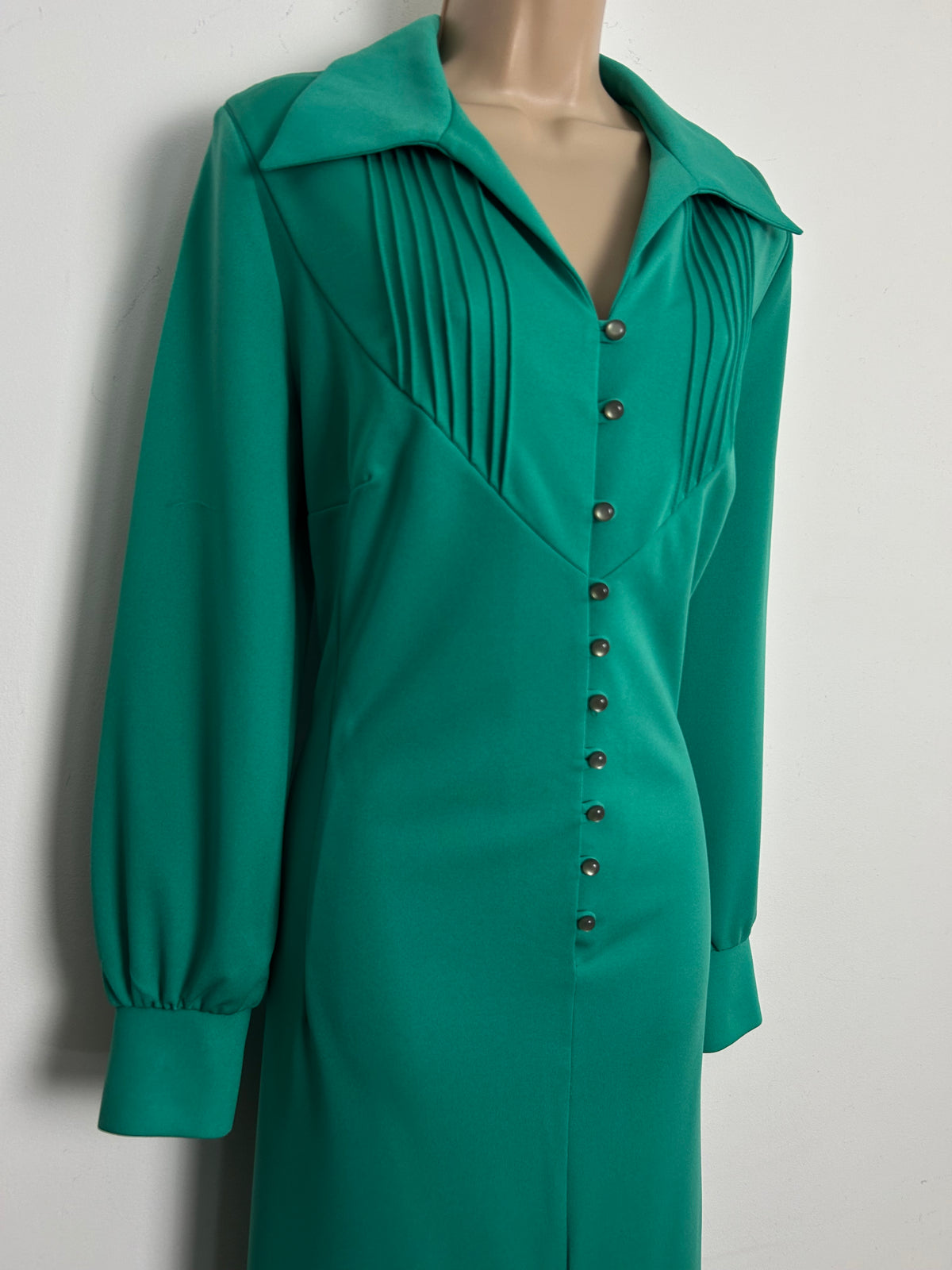 Vintage 1970s LEROSE Size 14-16 Green Pintuck Pleating Detail Long Sleeve Maxi Dress