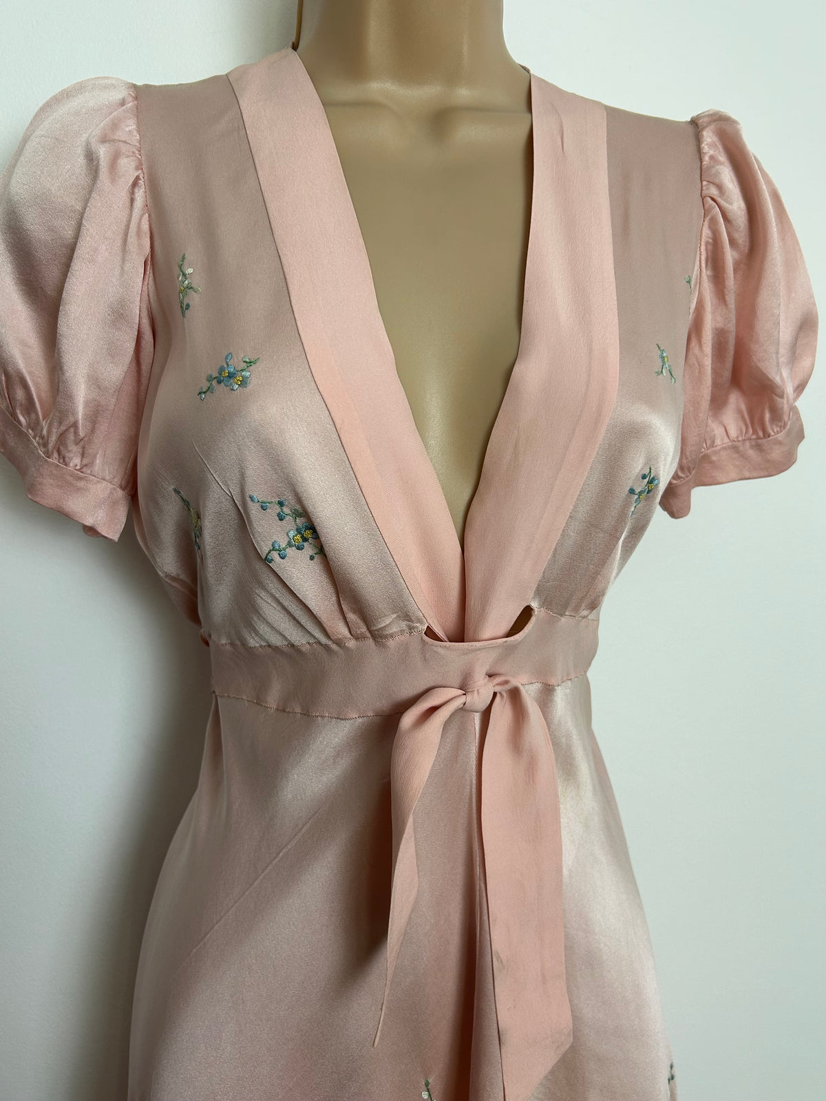 Vintage 1930s/1940s EXQUISITE Size 8 Pale Pink Silk Embroidered Nightdress