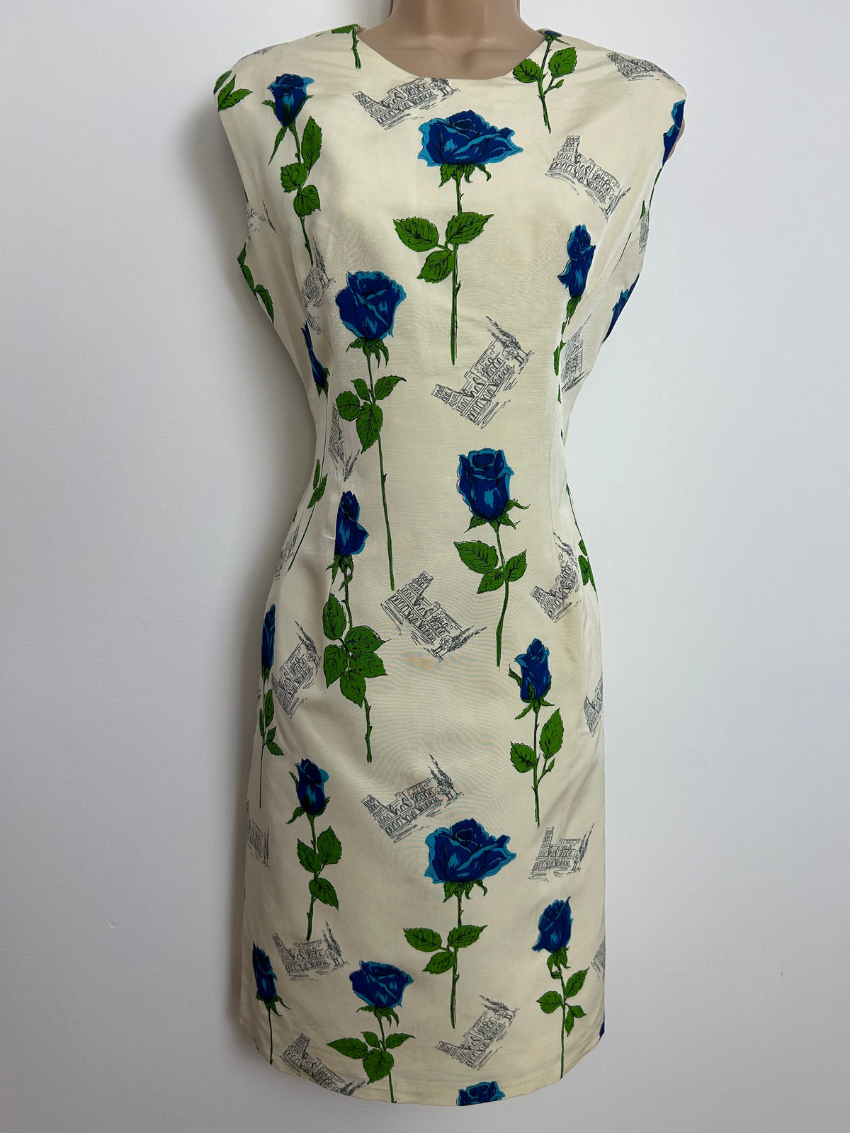 Vintage Early 1960s Size 14 Cream Blue & Grey Rose & Colosseum Novelty Print Wiggle Dress