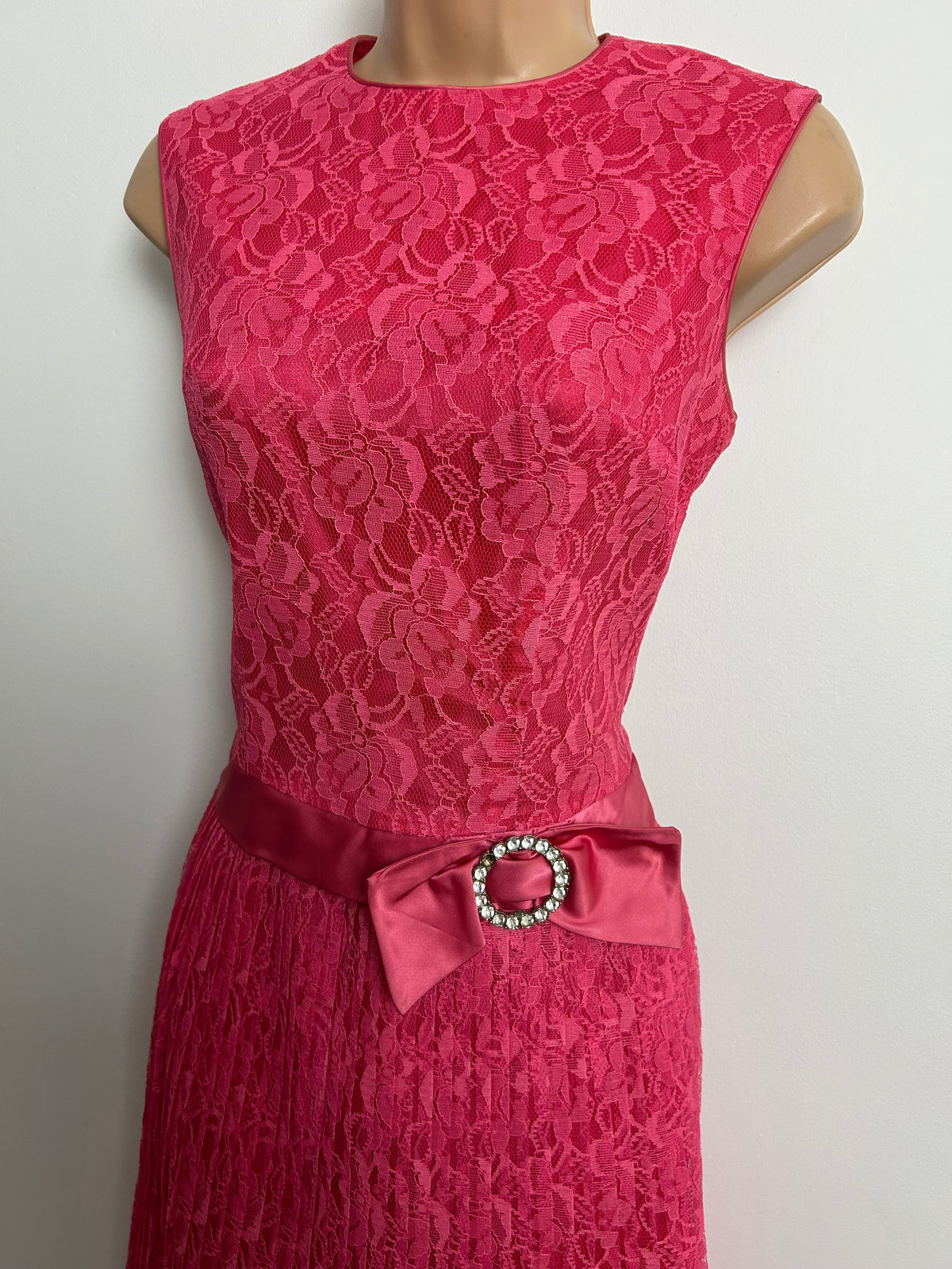 Vintage 1960s Size 8 Pink Lace Satin Bow Detail Pleated Shift Party Occasion Dress