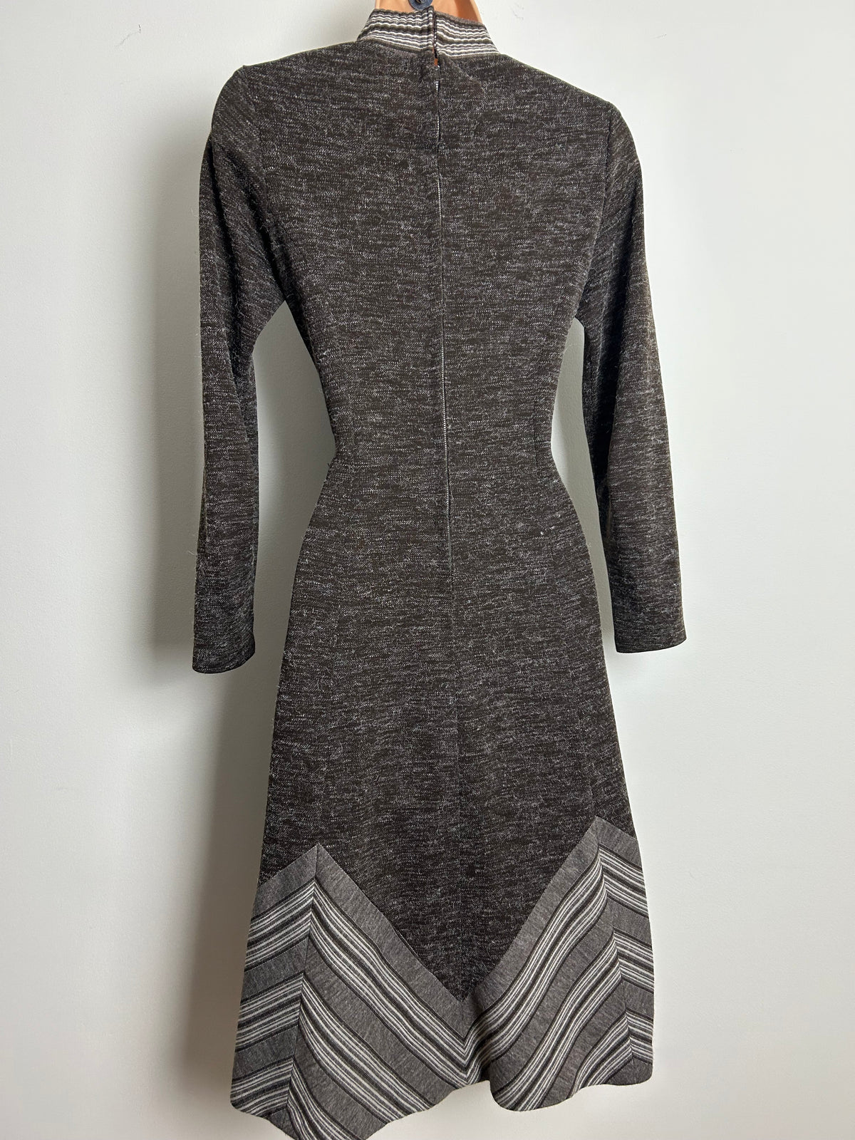Vintage 1970s Size 6-8 Brown Snowy Fabric Stripe Contrast Long Sleeve Jersey Fit & Flare Day Dress