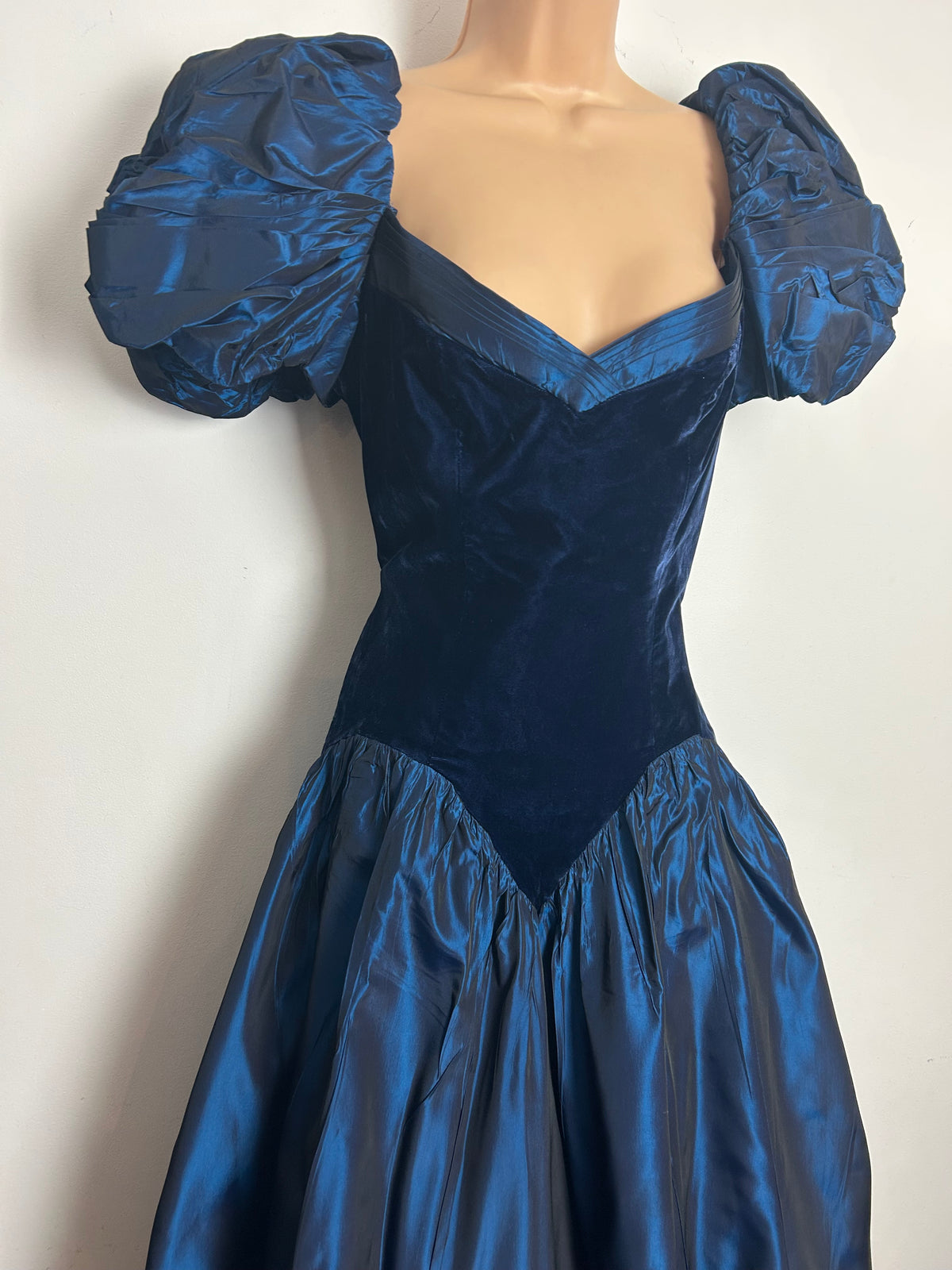 American Vintage Extreme 1980s Size 8 Midnight Blue Velvet & Taffeta Puffed Shoulder Party Prom Dress