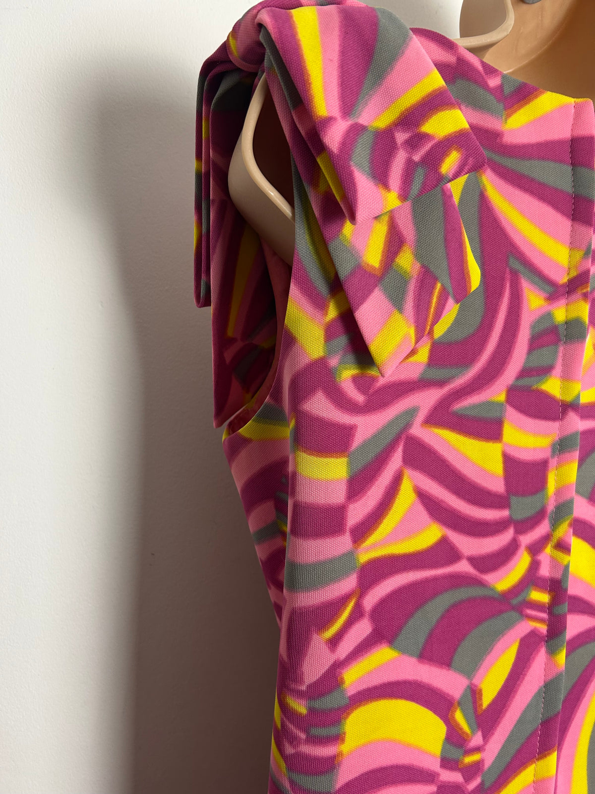 Vintage 1960s Size 14-16 Pink Yellow & Grey Psychedelic Print Bow Shoulder Detail Mod Shift Dress
