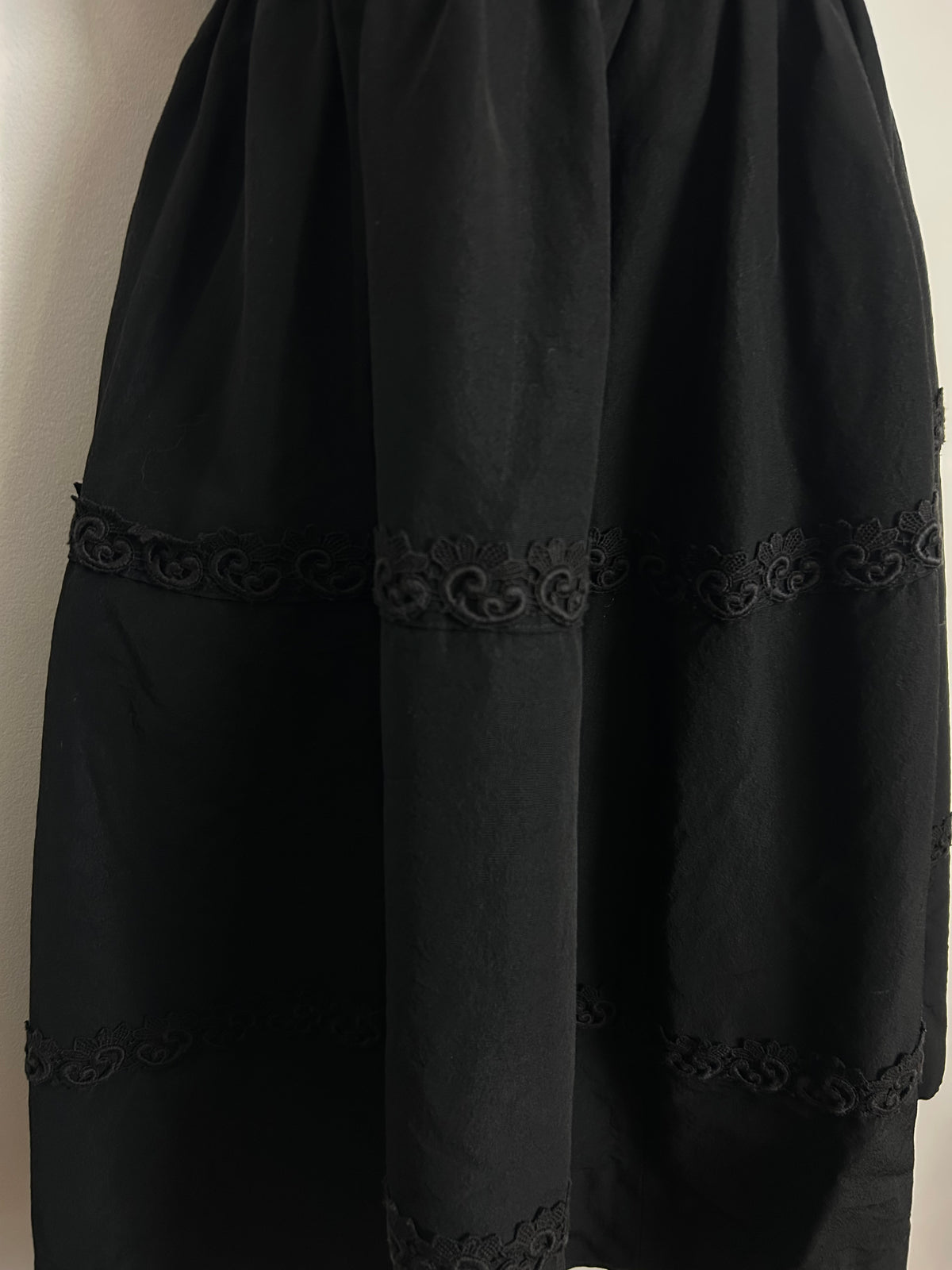 Vintage Late 1950s Size 8 Black Sleeveless Guipure lace Trim Fit & Flare Dress