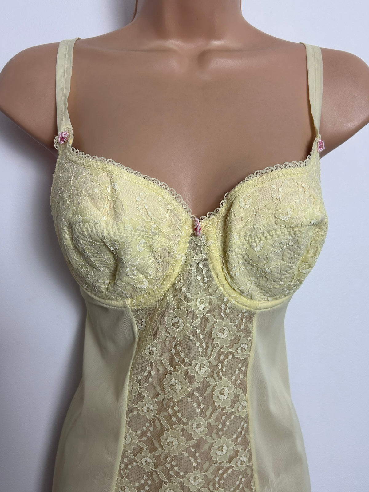Vintage 1960s TRIUMPH INTERNATIONAL Size 36B Lemon Lace Underwired Slip