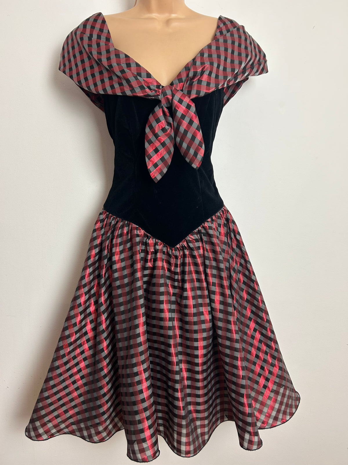 Vintage 1980s JAHN & PILL Size 8 Black Red & Grey Tartan Check Velvet & Taffeta Xmas Party Prom Dress