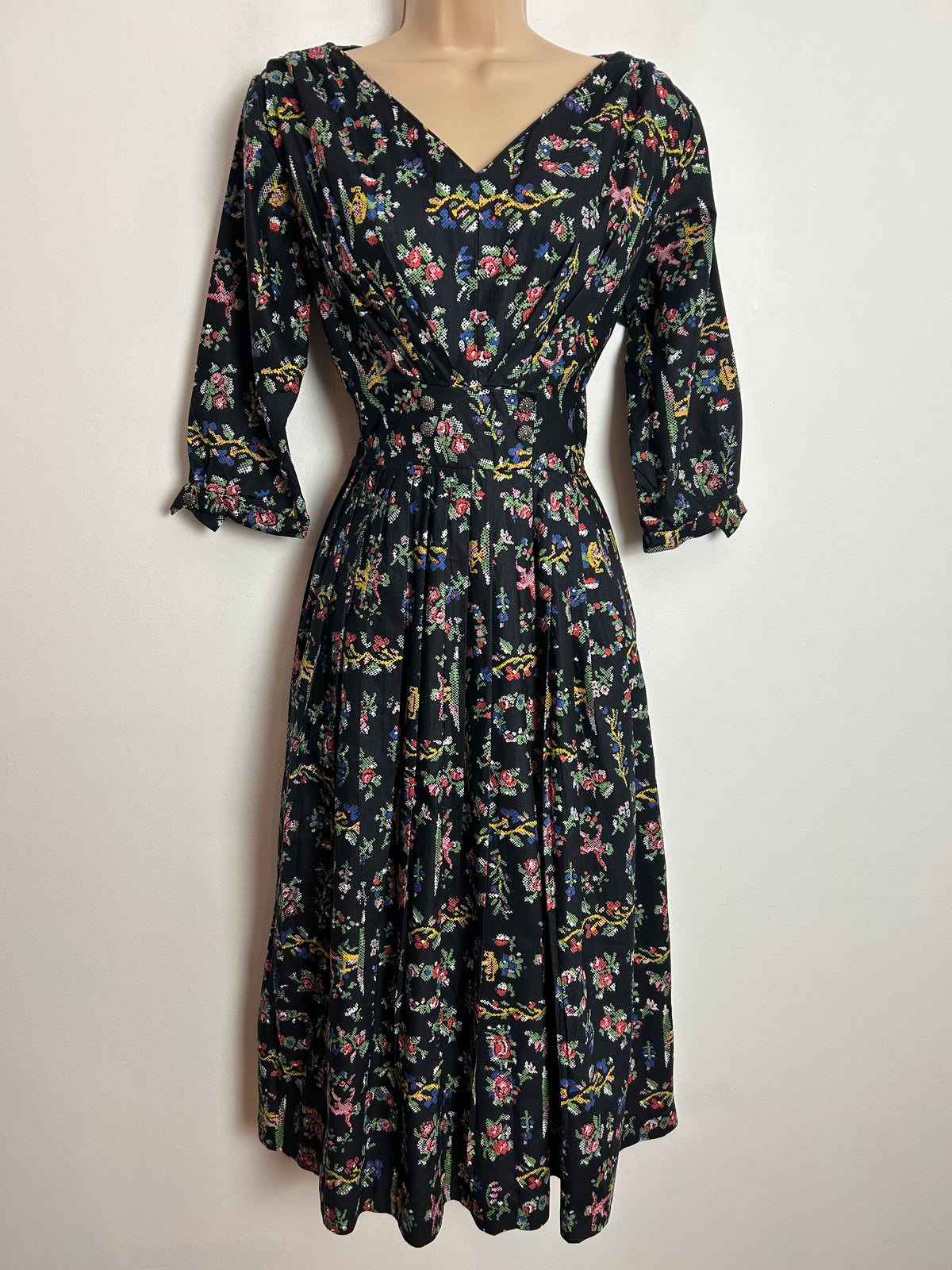 Vintage 1950s UK Size 12 Black Red Green Yellow Pixelated Folk Print Cotton Pleated Day Dress