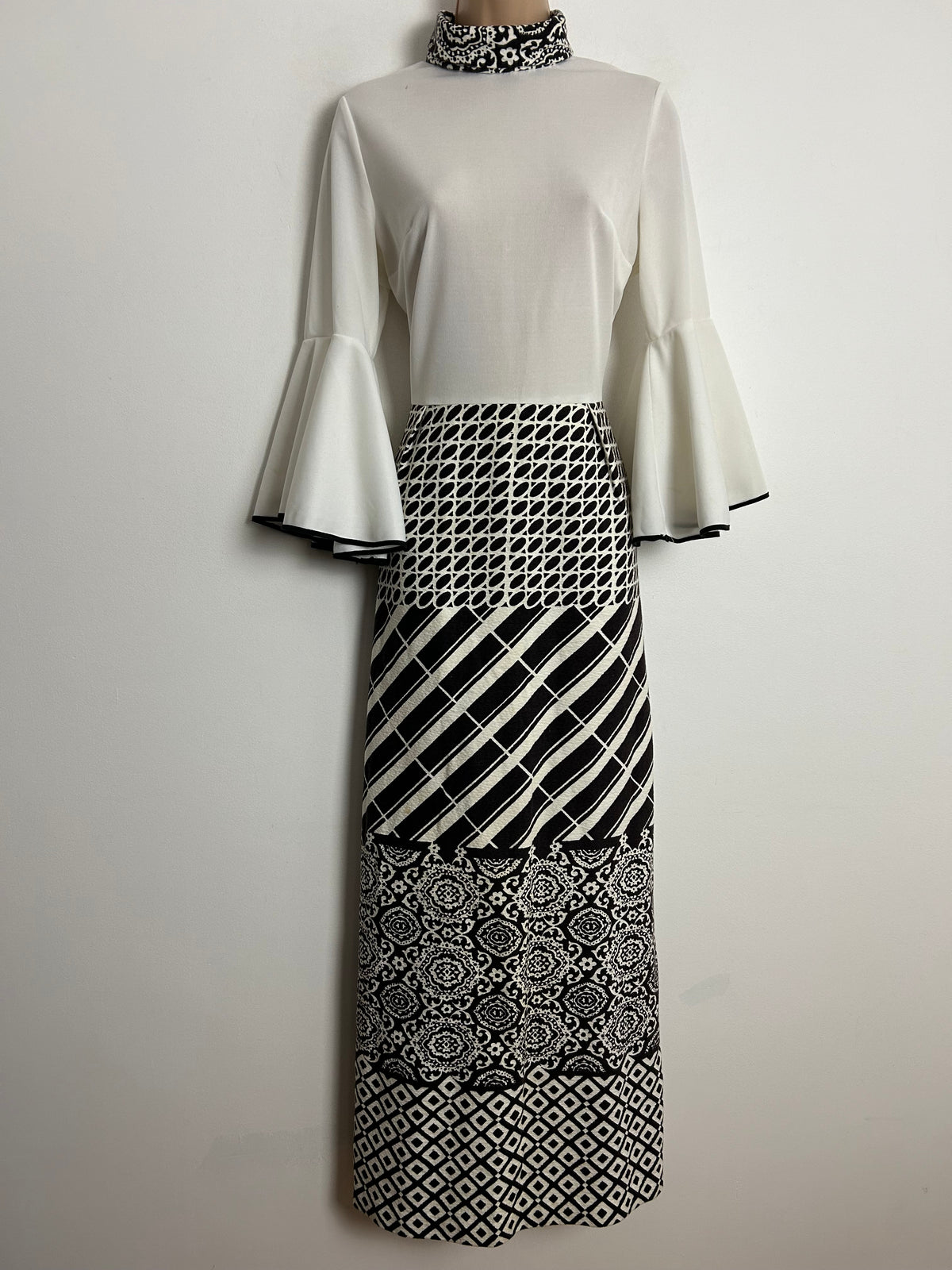 Vintage 1970s TINA WARREN UK Size 12 White & Brown Abstract Print Long Sleeve Flared Cuff Boho Maxi Dress