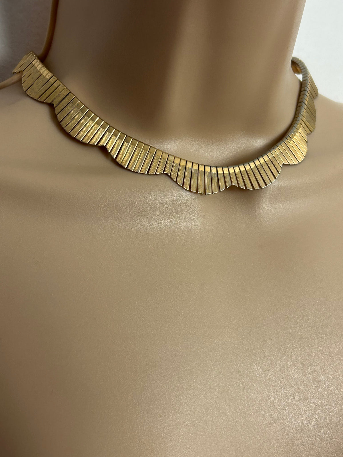 Vintage 1960s Gorgeous Gold Tone Metal Scallop Edged Choker Necklace