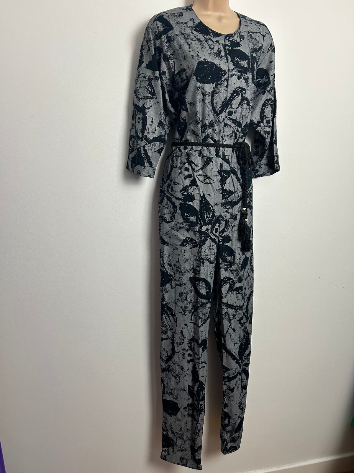 Vintage 1980s Size 10-12 Silvery Grey & Black Abstract Print 3/4 Sleeve Tapered Leg Jumpsuit