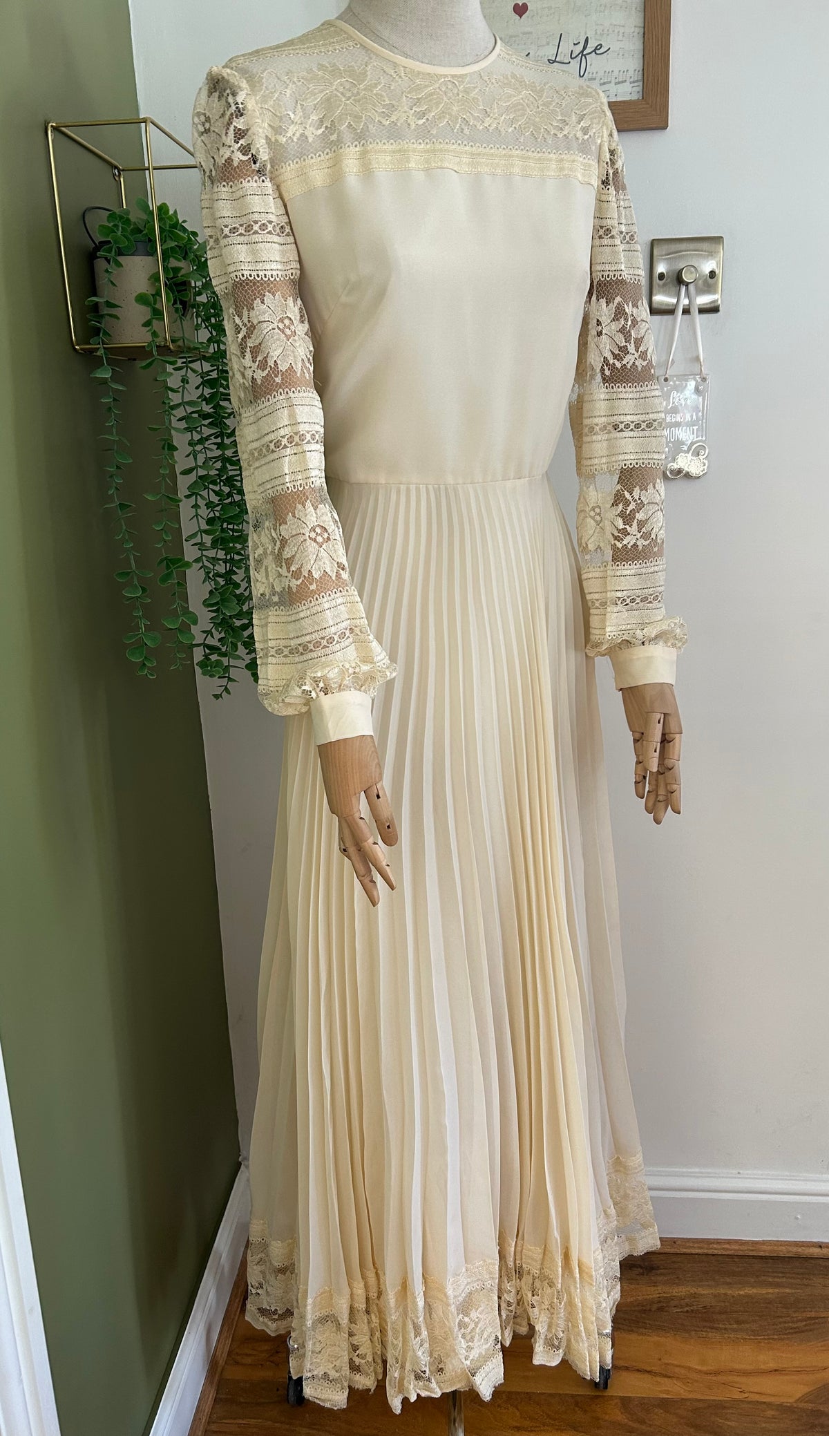Vintage 1970s Size 10 Cream Lace Sleeve Pleated Boho Bridal Inspired Occasion Maxi Dress