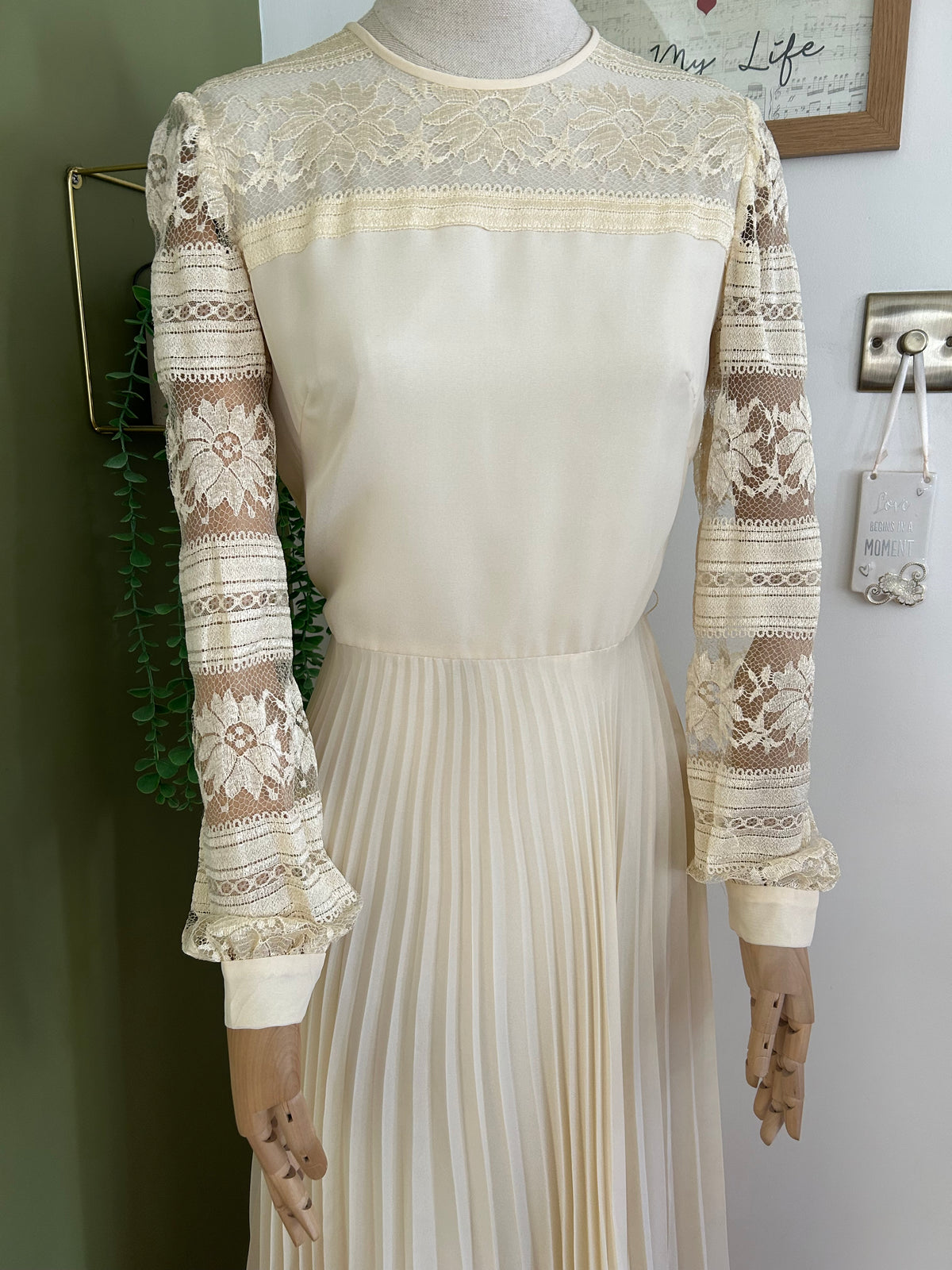 Vintage 1970s Size 10 Cream Lace Sleeve Pleated Boho Bridal Inspired Occasion Maxi Dress