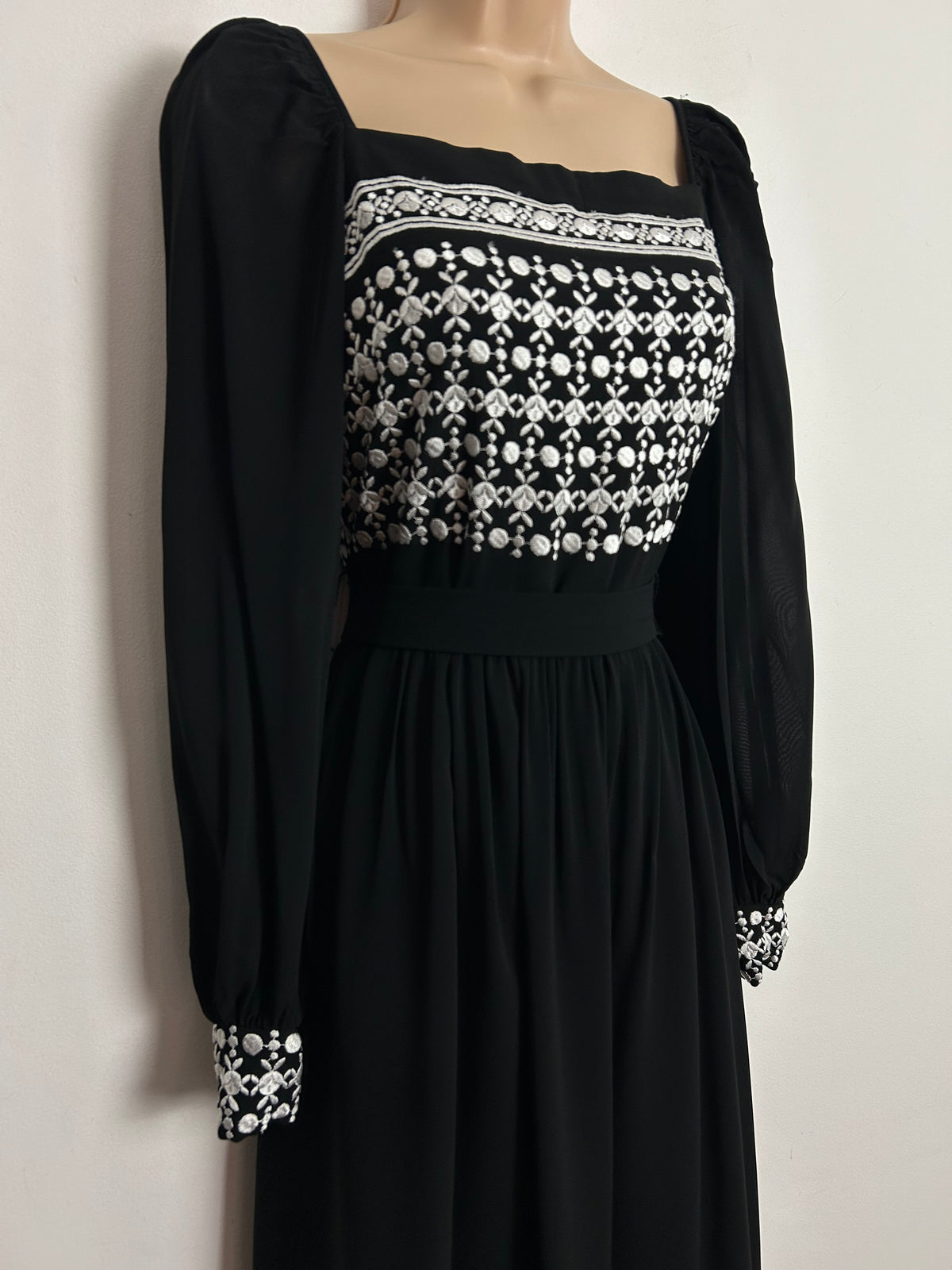 Vintage 1970s VERENA MODELLE UK Size 6 Black & White Embroidered Detail Long Sleeve Maxi Dress