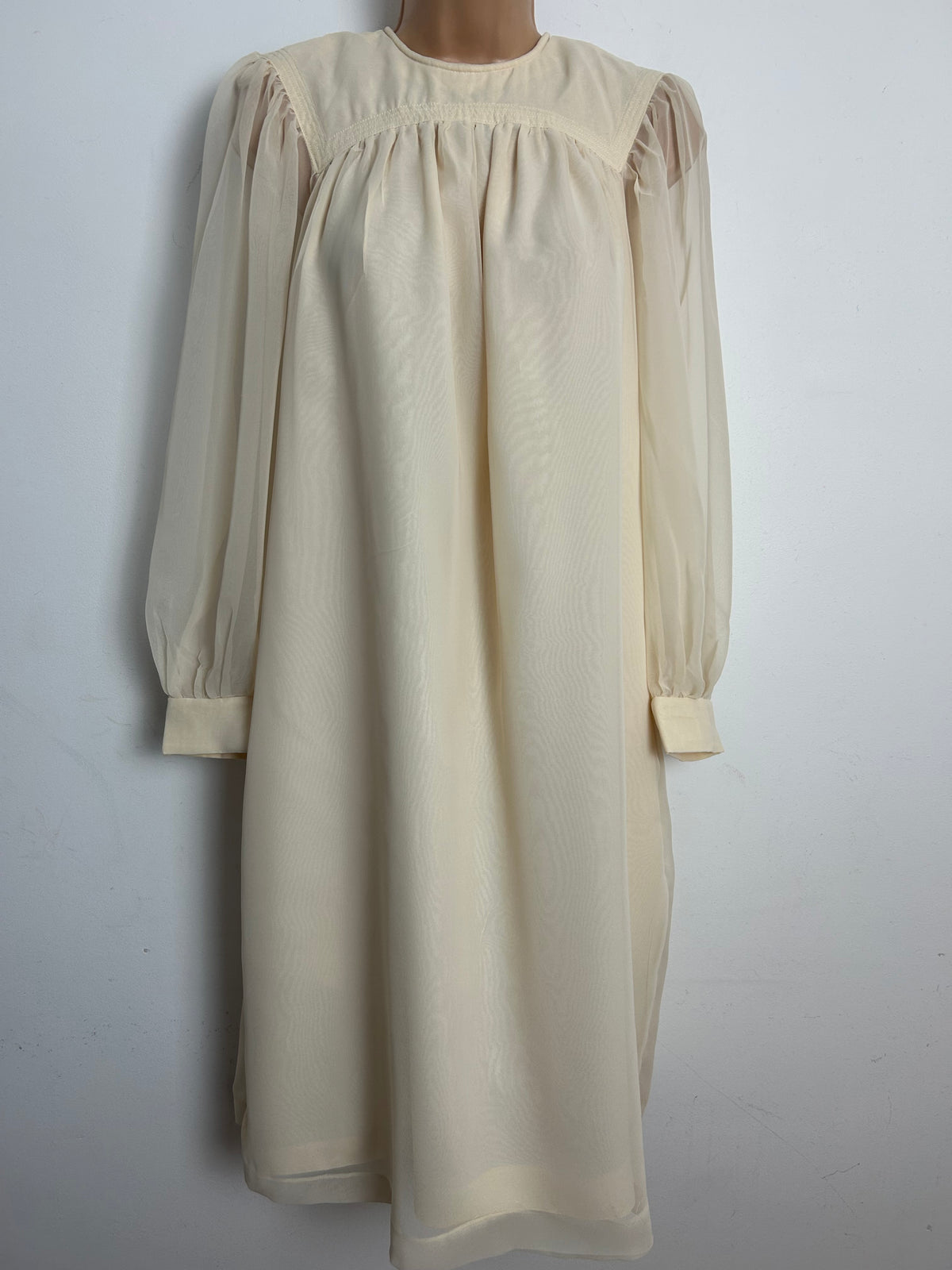 Vintage 1970s Size 10 Cream Long Sleeve Chiffon Smock Trapeze Dress With Pockets