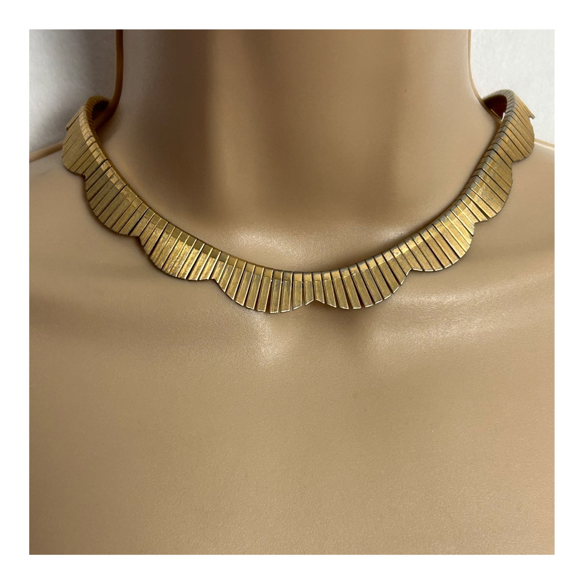Vintage 1960s Gorgeous Gold Tone Metal Scallop Edged Choker Necklace