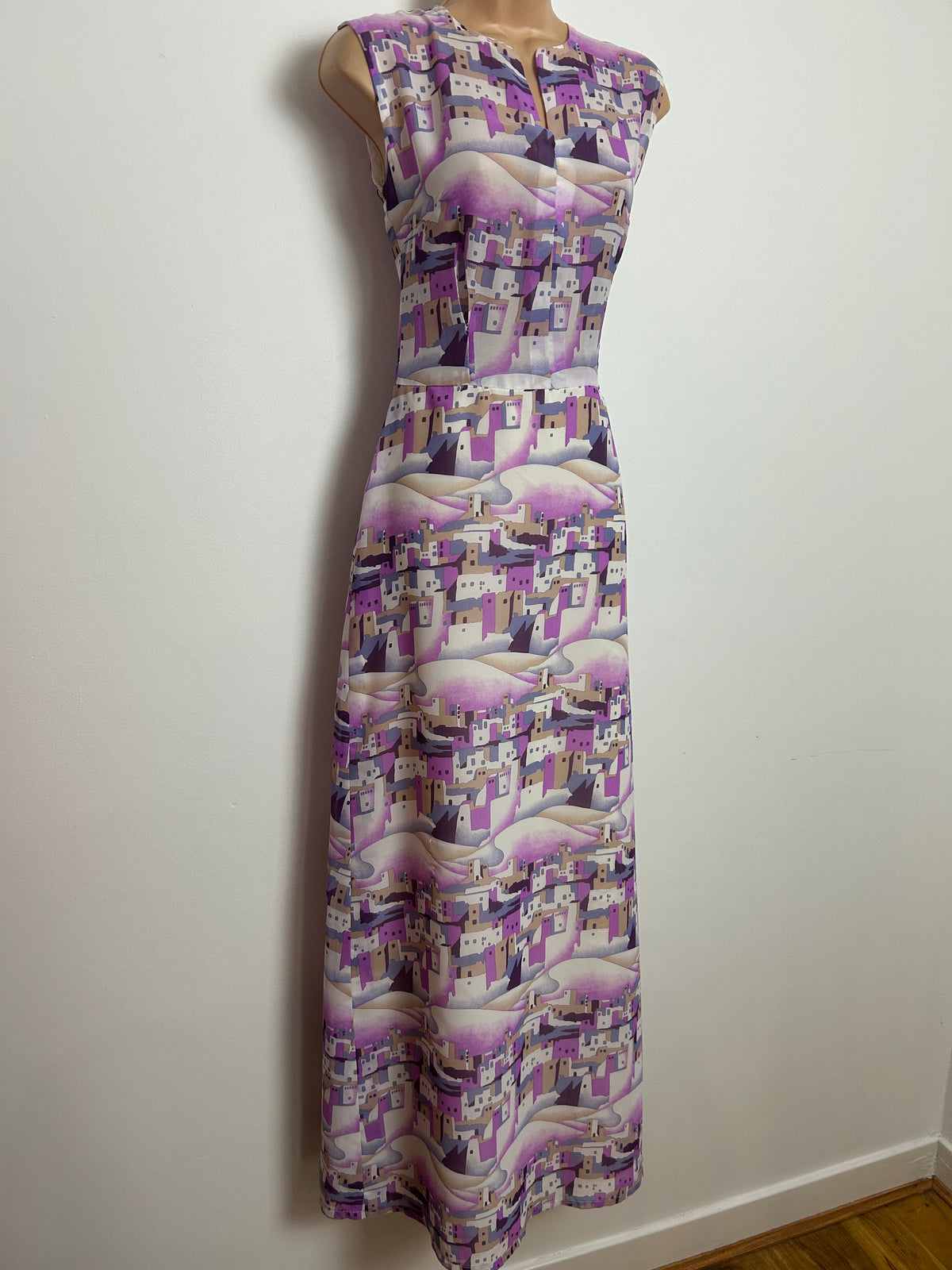 Vintage 1970s Size 8 White Pink & Violet Stylised Greek Village Print Chiffon Maxi Dress