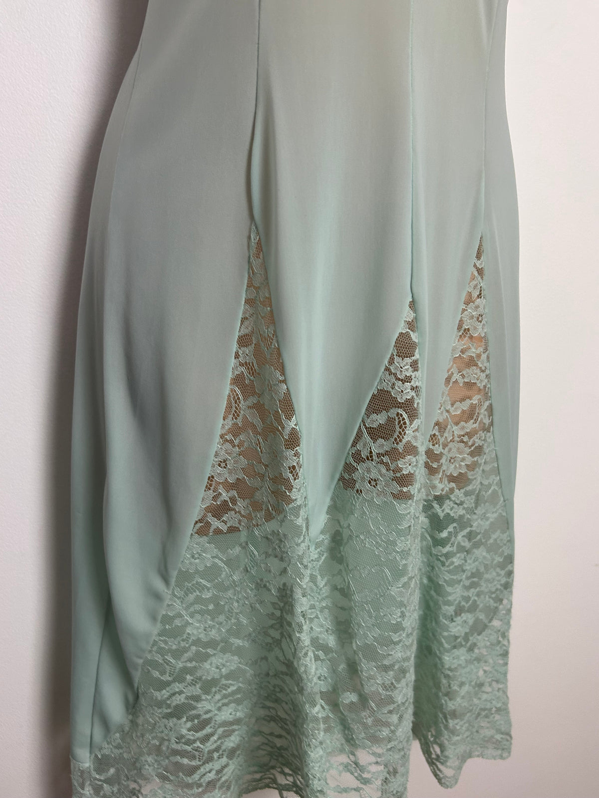 Vintage 1970s Size 8-10 Pale Mint Green Lace Panels Nylon Slip