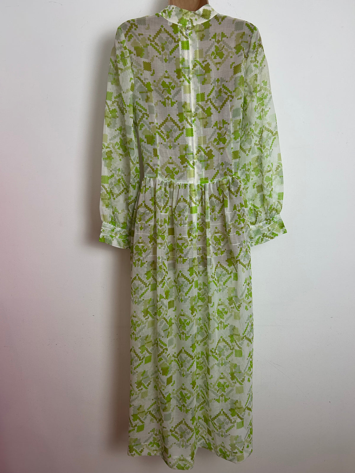 Vintage 1970s Size 10 Lightweight White & Green Abstract Print Cotton Mix Long Sleeve Maxi Dress