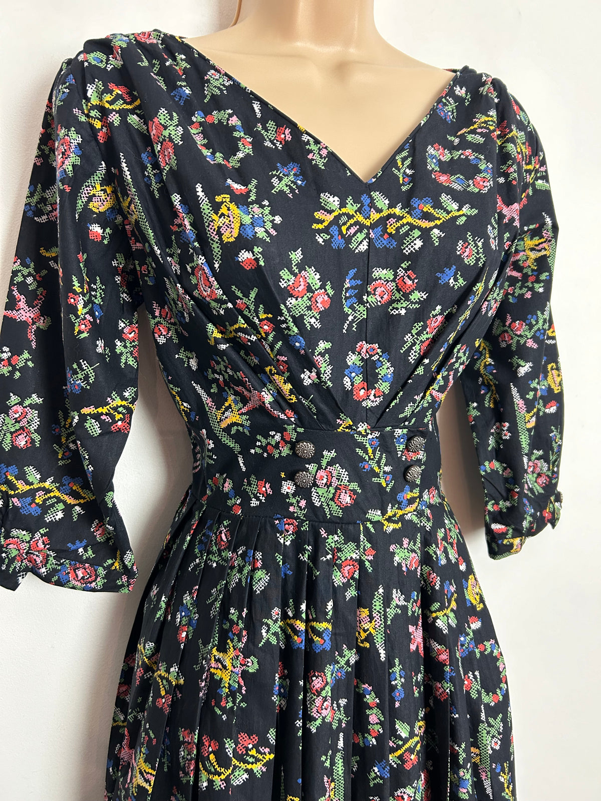 Vintage 1950s UK Size 12 Black Red Green Yellow Pixelated Folk Print Cotton Pleated Day Dress