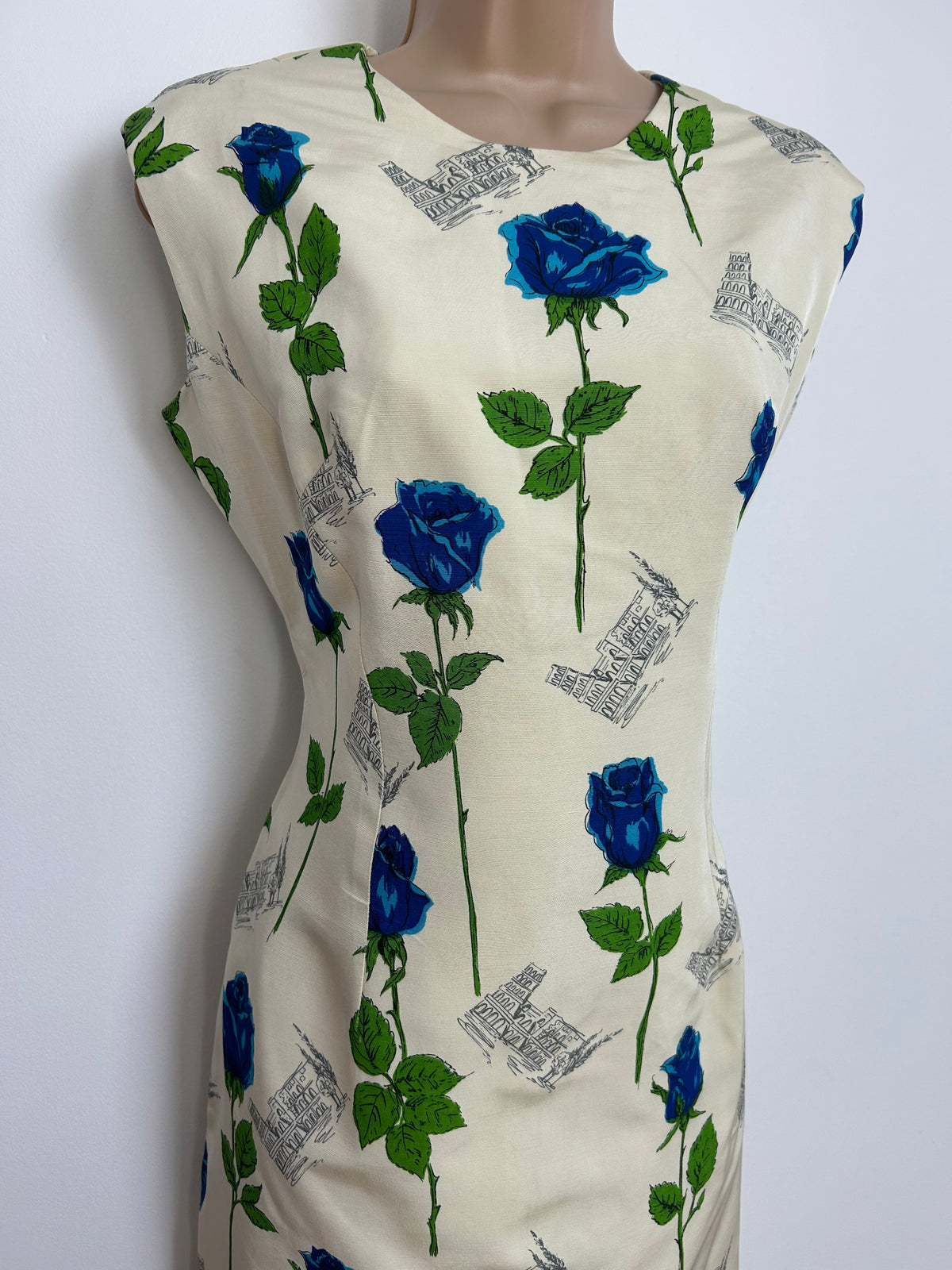 Vintage Early 1960s Size 14 Cream Blue & Grey Rose & Colosseum Novelty Print Wiggle Dress