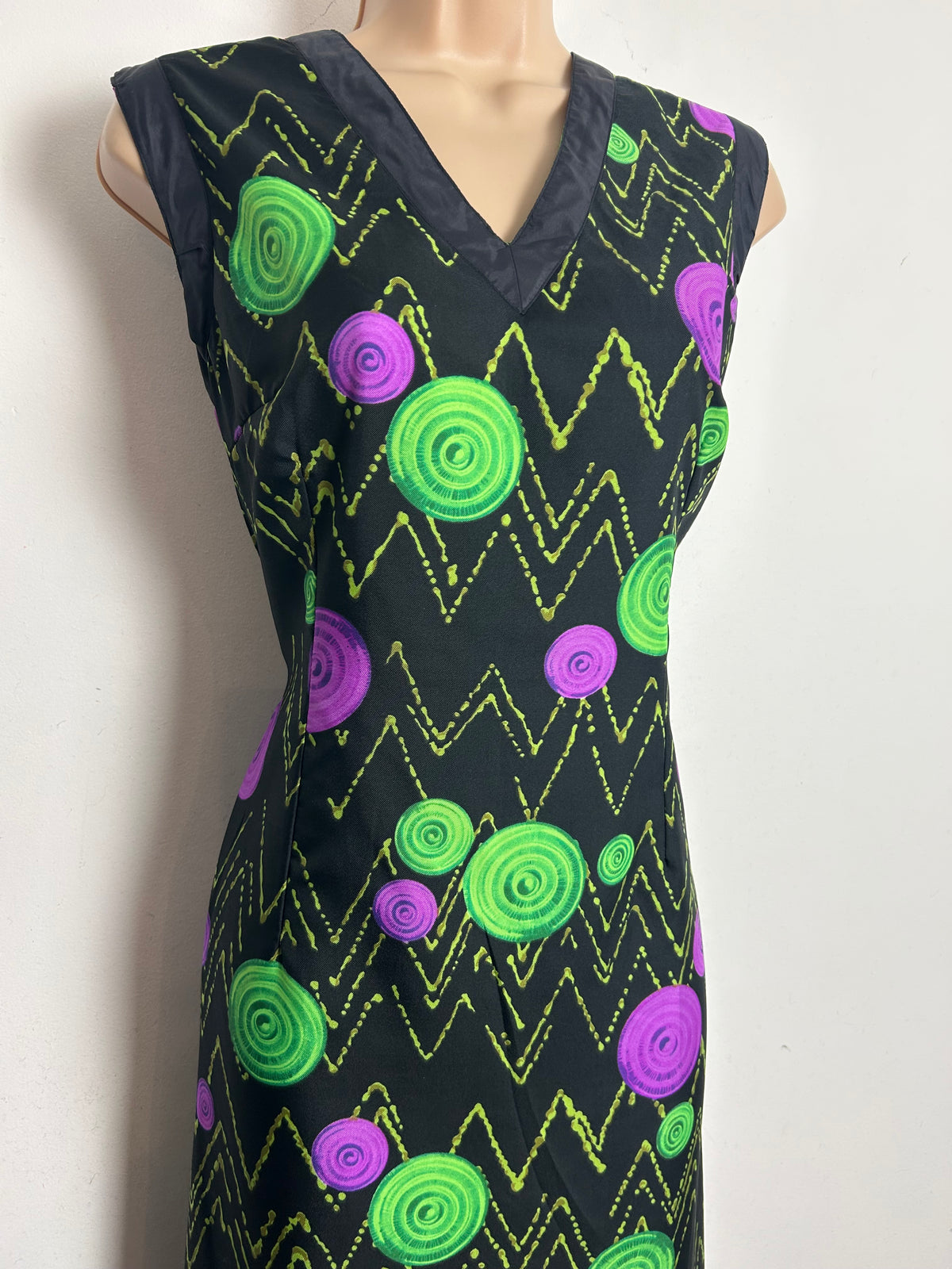 Vintage 1970s Size 14 Black Green & Purple Abstract Circle & Zig Zag Print Sleeveless Maxi Dress