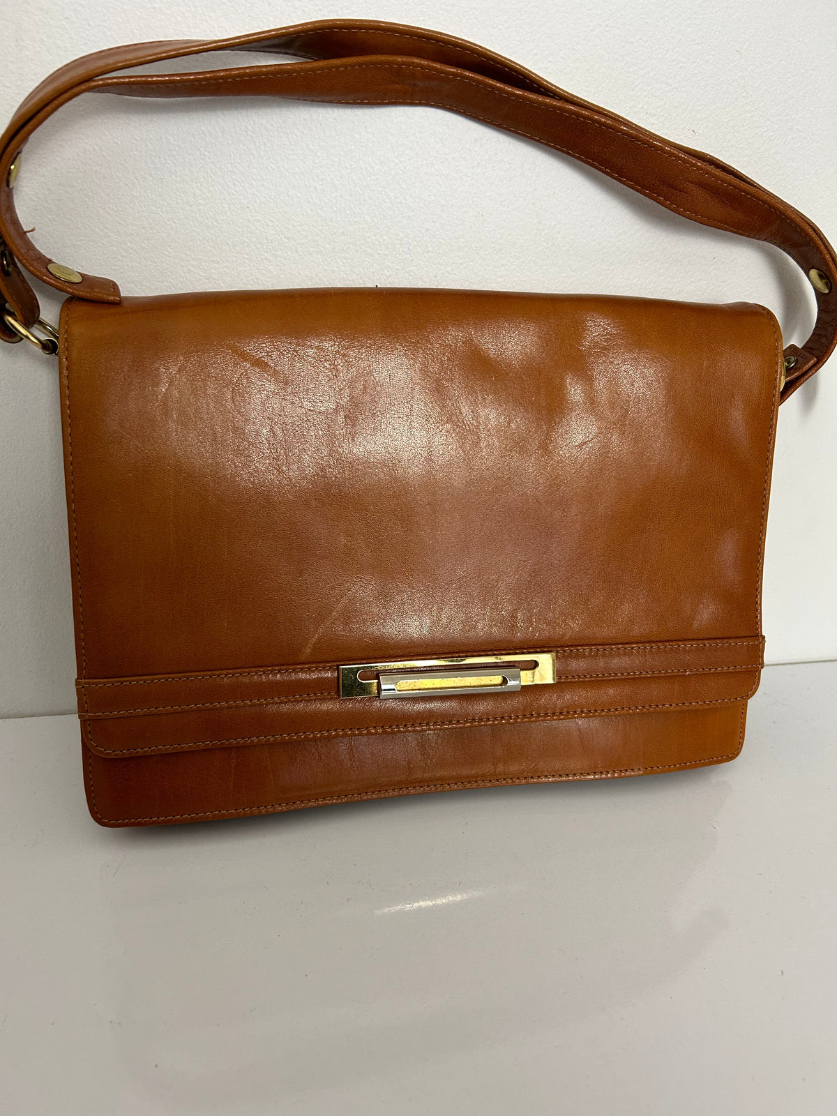 Vintage 1980s Tan Brown Gold Tone Leather Shoulder Bag With Adjustable Shoulder Strap