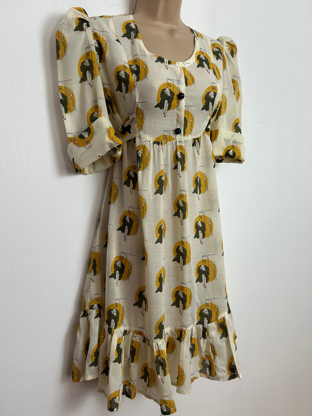 Vintage 1970s Size 10 Gorgeous Cream Grey & Mustard Yellow Glam Lady At Stage Door Novelty Print Mini Dress`