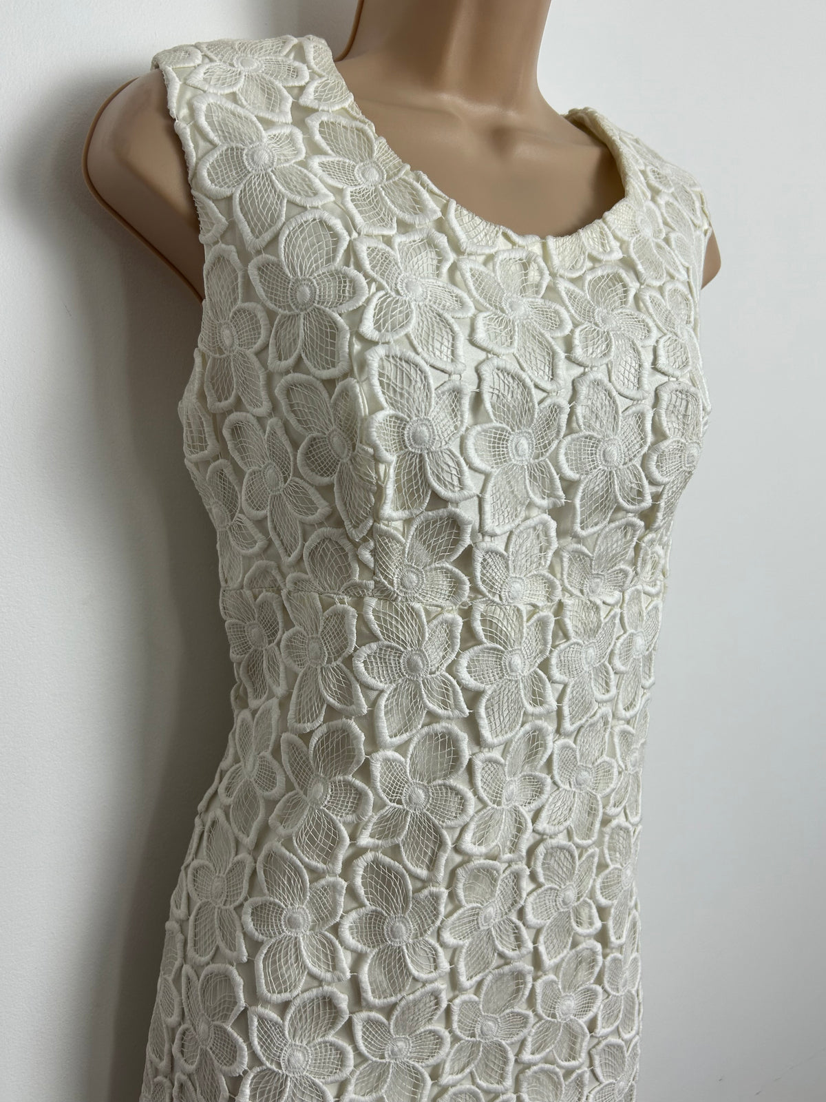 Vintage 1960s VERA MONT PARIS Size 10 White Embroidered Lace Fully Lined Occasion Mod Shift Dress