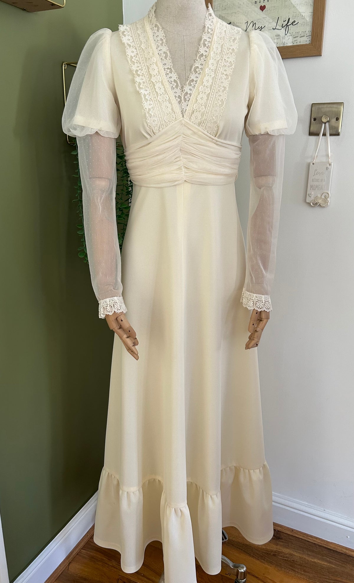 Vintage 1970s Size 8 Cream Juliet Sleeve Lace Trim Prairie Boho Occasion/Wedding Maxi Dress