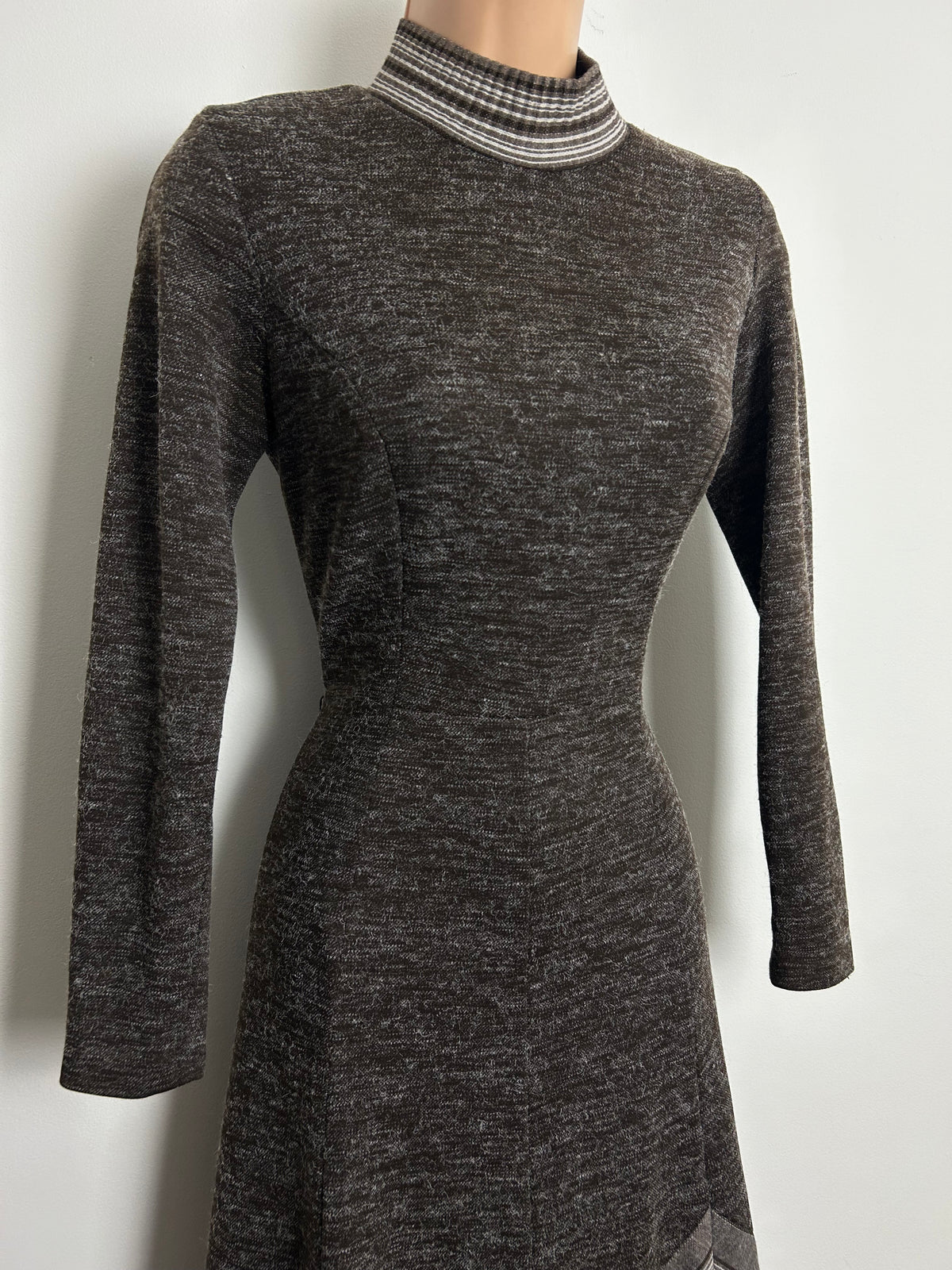 Vintage 1970s Size 6-8 Brown Snowy Fabric Stripe Contrast Long Sleeve Jersey Fit & Flare Day Dress