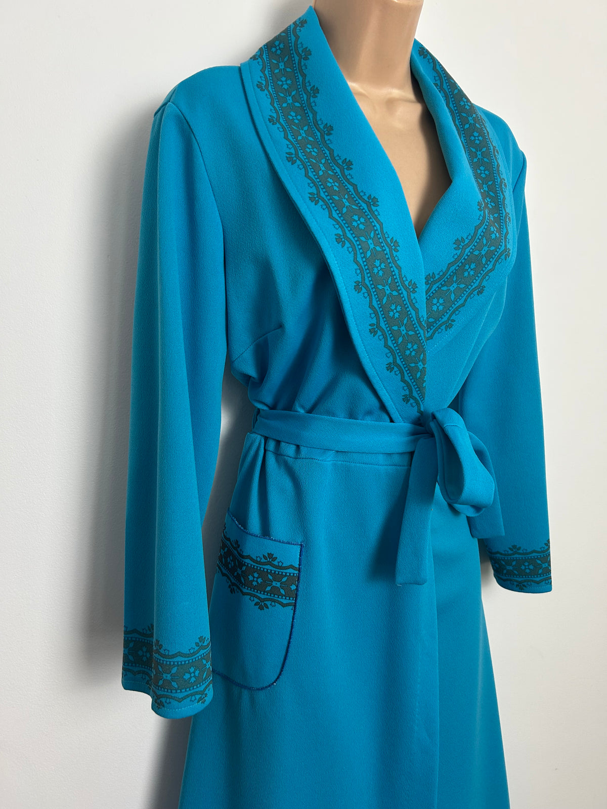 Vintage 1970s Size 8-10 Peacock Blue Contrast Pattern Full Wrap Belted Housecoat Dressing Gown