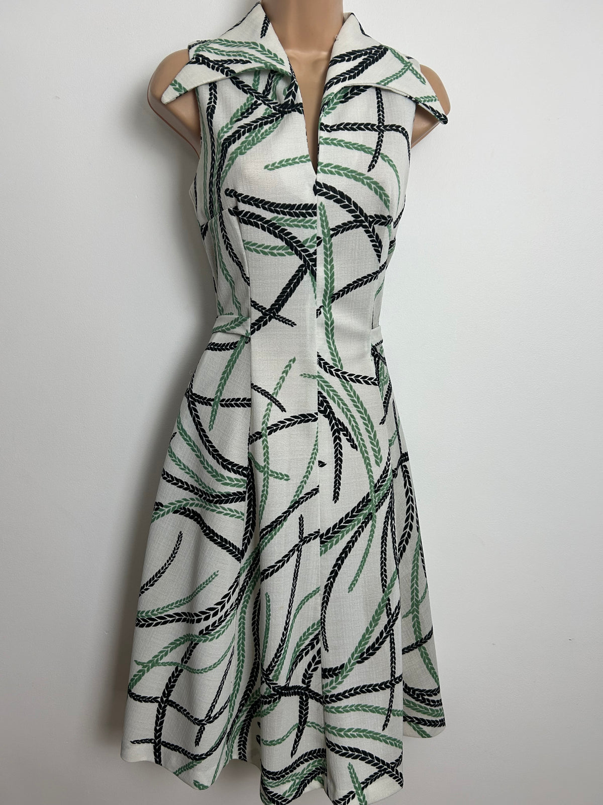 Vintage 1970s 8 White Black & Green Abstract Vine Print Dagger Collar Mod Dress