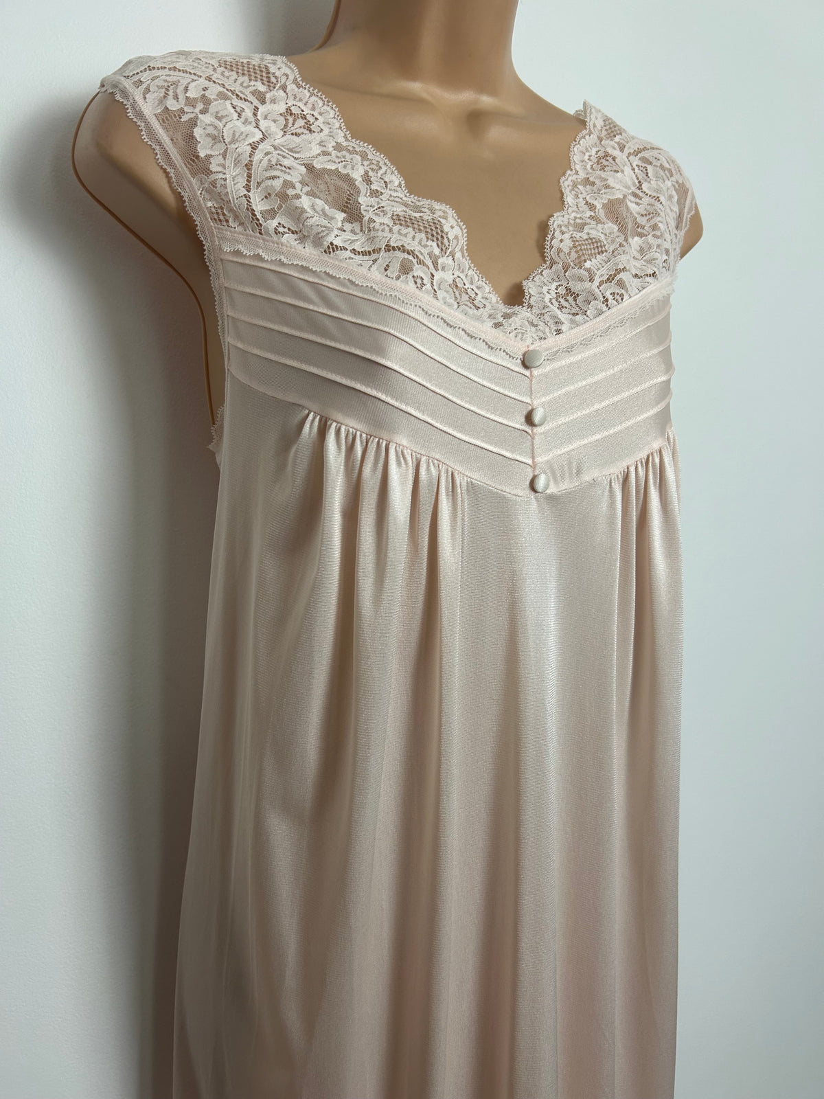 Vintage 1970s Size 12 Pale Nude Peach Lace Trim Full Length Negligee Nightgown
