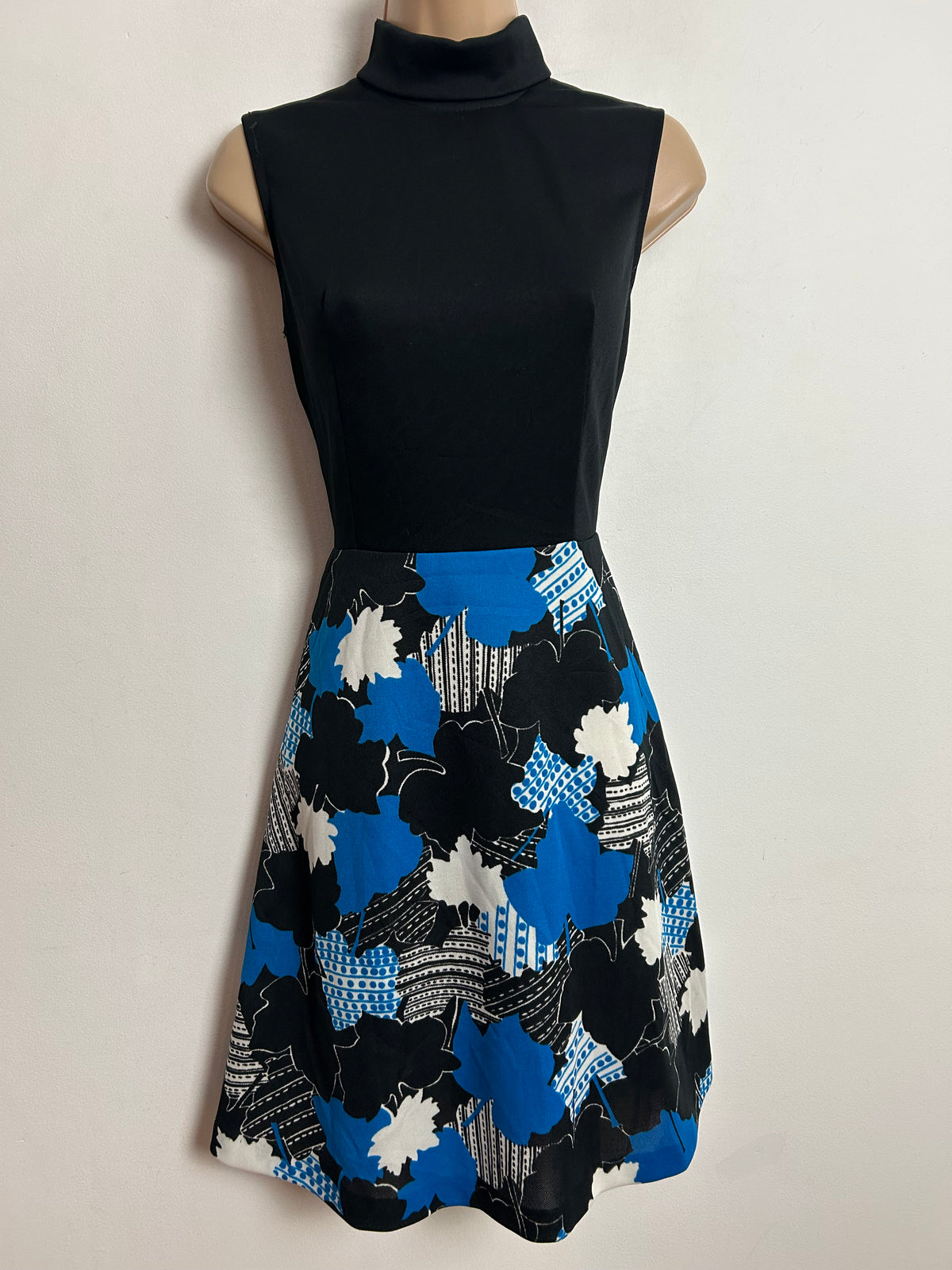Vintage 1970s UK 6-8 Black Blue & White Leaf Print Sleeveless Mod Dress