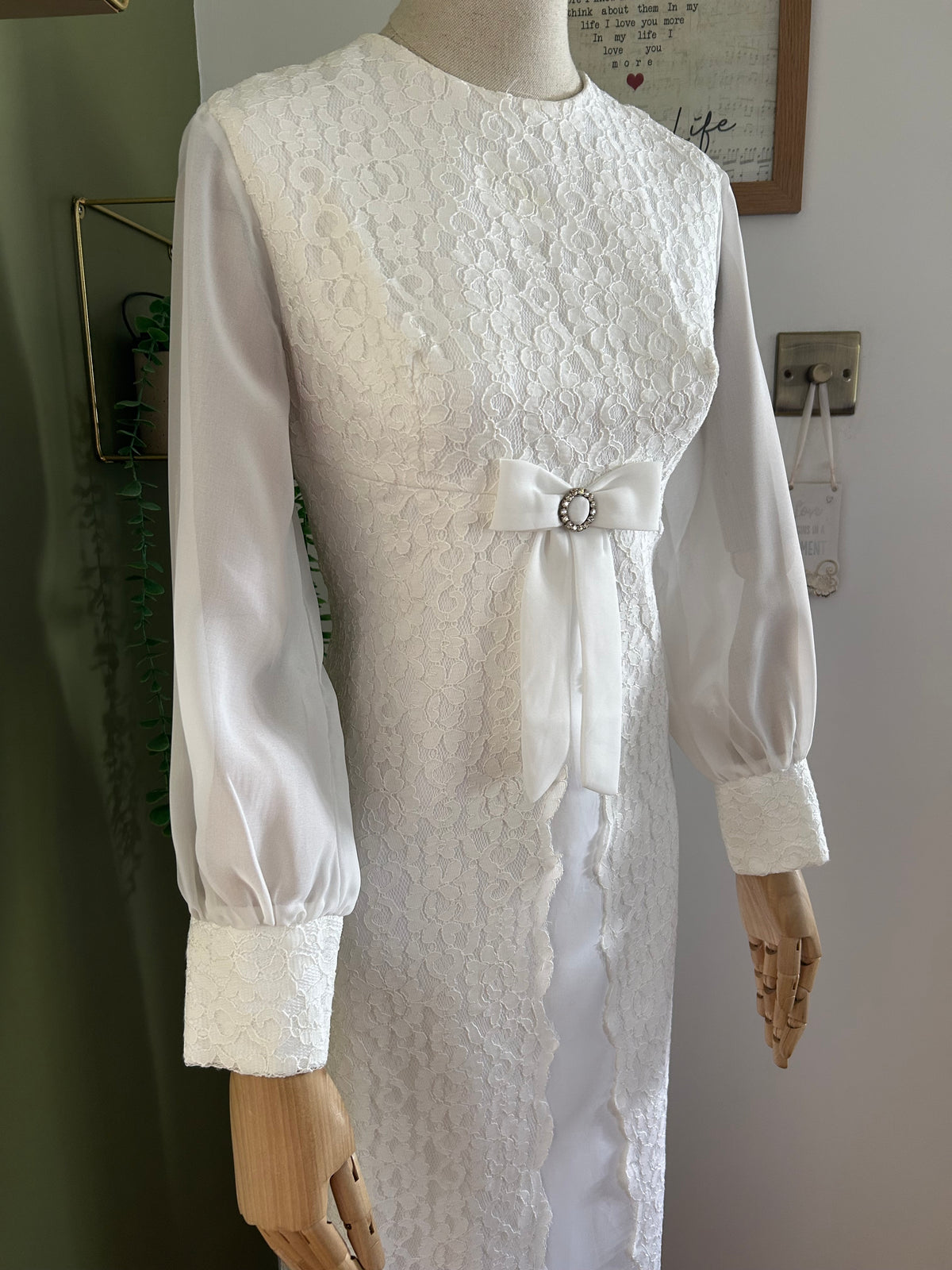 Vintage 1960s Size 10 White Lace & Satin Bow Detail Long Sleeve Wedding Dress