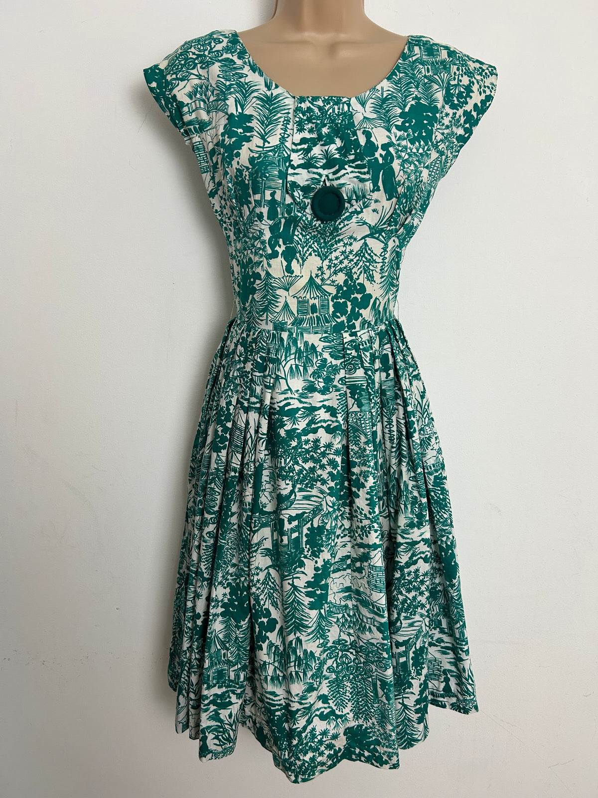 Vintage 1950s Size 6 Teal & White Japanese Theme Novelty Print Cotton Day Dress