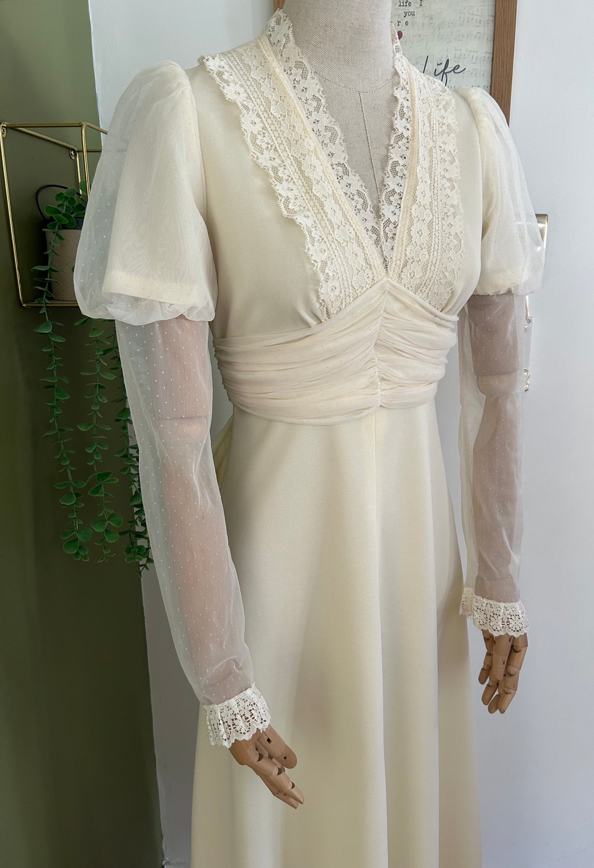 Vintage 1970s Size 8 Cream Juliet Sleeve Lace Trim Prairie Boho Occasion/Wedding Maxi Dress